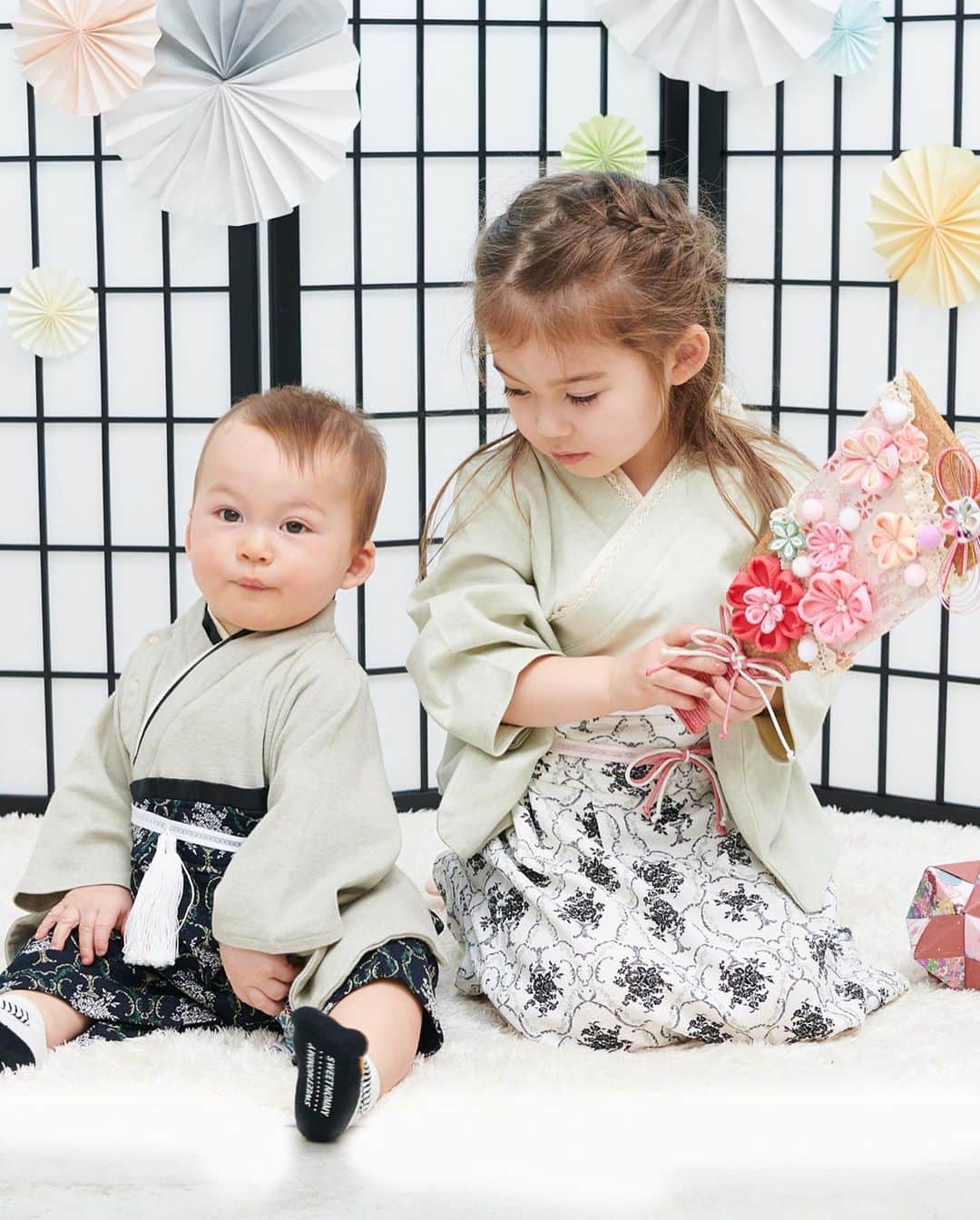 のインスタグラム：「⠀ ​＼🌸ひなまつりまで、あと6日！🌸／⠀ 大人気　スウィートマミーの袴ロンパース　（動画あり！）  インスタでもたくさんのご投稿をありがとうございます！🙇🏻‍♀️❤️ お正月やお食い初め、お誕生日、ひなまつりなど… 特別な日の装いとしてお選びいただき大変うれしいです😭🙌🏻  みなさまからの素敵なお写真、1枚1枚拝見しております☺️  ～～～～～～～～～～～～～～～～～～～～～～～～～～ パッと目を引くダマスク織の文様は、植物をモチーフに 英国の人気ブランド【DESIGNERS GUILD】とコラボしたオリジナルデザイン🌱 ベビー服では珍しい上品でエレガントな雰囲気に仕上げました✨  ☑スナップボタンの留め方次第で、ドレスタイプとカバーオールになる裾2WAY仕様 ☑日本製のちりめん素材は、ざらざらせず柔らかな触り心地 ☑飾りは上質・丈夫な日本製🗾 ☑細部まで「和」のこだわり🏮 ☑着やすい上下セパレートタイプのキッズサイズ(100/110/120)もあるので、 お兄ちゃん・お姉ちゃんとお揃いも！◎ ☑お肌に触れる裏地、身頃はオーガニックコットン100％素材🌿 ほんのり色づいたグリーンのカラーは、無染色の珍しい天然素材 ナチュラルで優しいお色です😌  女の子袴：dg6079g 男の子袴：dg6079b  今回は最新モデル撮影のお写真をお届け♪ 7枚目には撮影の様子を動画でご紹介しています！  1～3枚目： @clare.0104　クレアちゃん＆マイリちゃん 4～6枚目： @lilyangelily　リリちゃん＆ノーマンくん  みんな元気いっぱいのごきょうだい・姉妹での撮影📸 2人でぎゅっとする姿にスタッフ一同ほっこり🥺💭💗  スタジオの小物や撮影ブースの飾りなど、その場にあるもので遊びがスタートし、楽しそうな笑い声と追いかけっこが絶えない賑やかな空間でした🌈  ☆大募集☆ この春よりベビーちゃん袴や着物も？！♡新作をたくさん準備しています。 そこで…新作をお試し＆お写真を提供してくれる方を大募集いたします！男の子、女の子どちらも大歓迎👌 ご協力いただいた方には、着用サンプルをプレゼントさせていただきます👘♥  ●以下すべて当てはまる方ならどなたでもご応募ください♪ ・ベビーモデルに興味がある方 ・ママカメラ が得意な方 ・インスタグラムを公開にしている方  これまでは関東在住の方しかモデル撮影に参加いただけなかったのですが、 お写真をいただくだけで国内にお住まいの方はスウィートマミー公式サイトモデルになれます♪  ●応募～採用の流れ ✉随時募集しておりますので、ご興味ある方はDMで性別・月齢をお書き添えの上ご連絡ください！ ↓ お願いしたい方には、1か月以内にこちらからご連絡させていただきます。 ↓ 弊社からサンプル品を発送、ご自由に写真撮影📷️ ↓ いただいたデータを、ページやSNSに使用させていただきます🙏！  💡偽アカウントが横行しておりますので、公式アカウント以外のDMにはご注意ください。個人情報をお伺いする際は、DMではなくEメールを使用させていただきます。  スタジオ撮影でのモデルキャスティングは東京キッズモデル（@camecai ）様にお願いしております📷 撮影開催の際は東京キッズモデル様で告知がございますので、ご興味がある方はチェックしてください👀✨  ​#袴ロンパース	#ベビー袴	#袴ロンパースはスウィートマミー	#兄弟リンクコーデ	#姉妹リンクコーデ	#ひなまつり　#初節句のお祝い #初節句フォト	#小さい君が大きくなるまでの物語	#モニター募集	#ベビーモデル募集中	#ベビーモデル募集	#ママカメラマン	#ママカメラ部	#おうちフォトスタジオ #出産準備購入品	#出産祝いにオススメ	#出産準備リスト	#妊娠日記	#ママでも綺麗でいたい	#ベビー用品準備	#妊婦ファッション	#赤ちゃんと暮らす	#赤ちゃんとおでかけ	#マタアカさんと繋がりたい	#授乳服	#スウィートマミー	#sweetmommy	#マタニティ服	#マタニティー」