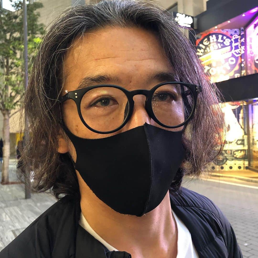 奥山佳恵さんのインスタグラム写真 - (奥山佳恵Instagram)「・ コメントで 教えていただいたことー！  そうでした！今夜このあと 夜８時から９時５０分 NHK BS1で 映画「チョコレートドーナツ」の 世界初の舞台化にチャレンジした  ダウン症のある ハルカとカイトの ドキュメンタリーが放送されます  ぜったい観なきゃと思っていたの  写真２枚目と３枚目は この舞台を観た直後のダンナ  観終えても いつまでも いつまでも ナミダ止まらず  メガネのレンズが くもり続けて困ってた  #NHKBS１ #ダウン症 #映画 #舞台 #チョコレートドーナツ  教えてくれたかたありがとう♪ ・」2月25日 19時37分 - okuyama_yoshie