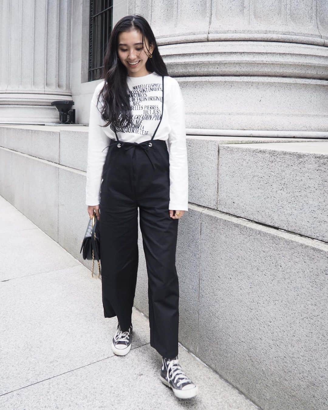 鈴木詩織のインスタグラム：「シンプルなサロペットパンツ×ロンTスタイル🤍  tops / @vermeilpariena  pants / @dolce._official  shoes / @converse_jp  bag / @chanelofficial  パンツは前でリボン結びにしてるけど、リボン結びにしないともう少しゆるっと着れるよん😉  髪伸びたな〜切らなきゃな〜  ﻿ ﻿  #コーデ部#コーデ日記#162cmコーデ#モノトーンコーデ#モノトーン#モノクロコーデ#サロペットパンツ#サロペット#サロペットコーデ#ロンT#ロンtコーデ#dolce#vermeilpariena#ヴェルメイユパーイエナ#コンバースハイカット#コンバース女子」