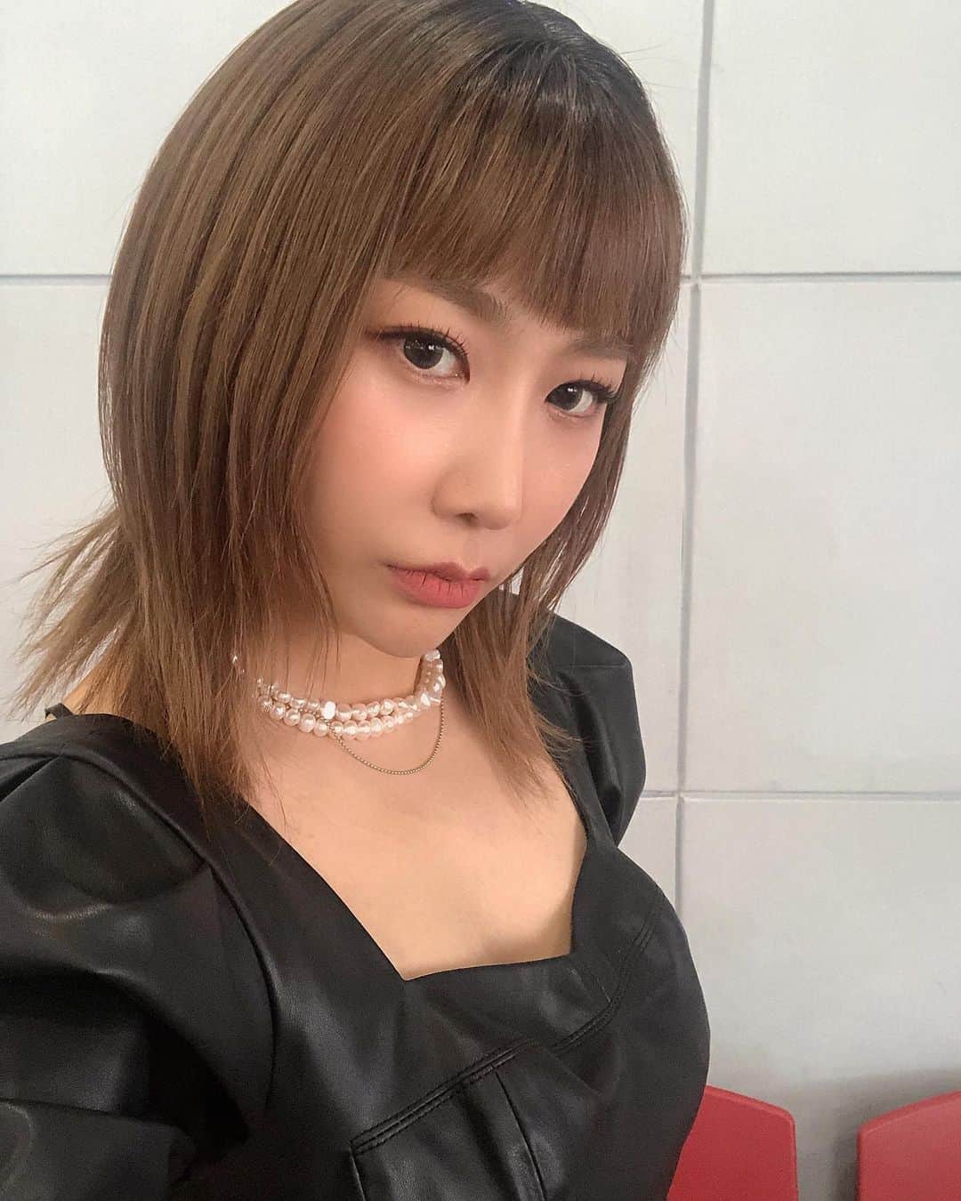 ジェアのインスタグラム：「앞머리가 점점 짧아진다 🖤🖤😎😎」