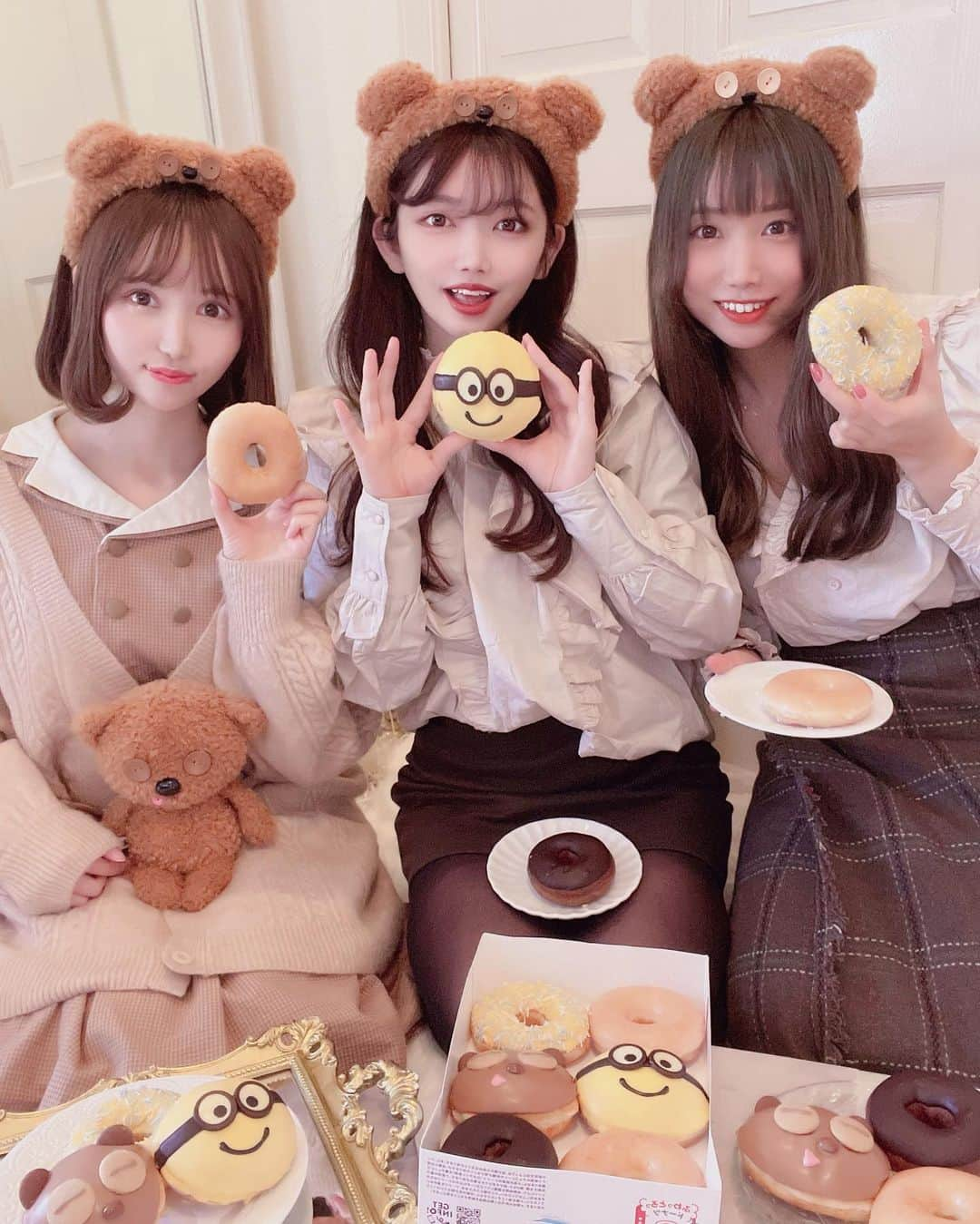 MICさんのインスタグラム写真 - (MICInstagram)「🍩🍌  3/1発売のミニオンドーナツ(*´∇｀*)  クリスピークリームドーナツのミニオンコラボ❤︎  バナナクリーム入りのボブドーナツとチョコクリーム入りのティムドーナツ🍩  かわいすぎてかわいすぎて、、  同時に発売されるクリスピーフローズンバナナミルクも絶対のむ｡ﾟ(ﾟ´ω`ﾟ)ﾟ｡  渋谷シネタワー店と北心斎橋店はミニオン仕様になってるそうです~🎁(3/1～5/11)  ☑︎3月1日～5月中旬まで販売予定  @krispykremejapan #クリスピークリームドーナツ #ミニオン #ミニオンコラボ #キャラクター #限定 #minion #ミニオングッズ #ユニバ #ユニバーサルスタジオジャパン #おうちカフェ #USJ #限定スイーツ #限定メニュー  #限定コラボ #スイーツ巡り #スイーツ女子」2月25日 19時41分 - micmofmof