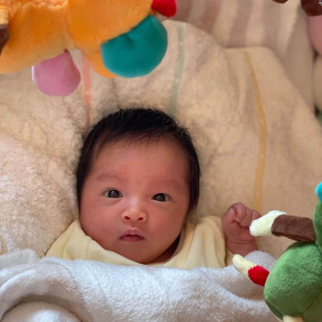 のインスタグラム：「第一子となる長女が誕生しました！ このような大変な状況の中で、出産に際してお世話になりました医療スタッフの方々に本当に感謝です。 そして元気に産まれて来てくれた娘と、コロナ禍で立ち会いもできない中頑張ってくれた妻には感謝しかありません🙏  これからは一家の大黒柱としてより一層頑張ります💪  キャンプ中のインスタライブで、インスタの更新頻度を上げるという宣言してたのに更新がなかったのは、娘が可愛すぎてインスタの更新を忘れてたという言い訳をさせてもらいます。笑  沖縄キャンプでの一枚もいまさらですが載せておきます😅 これからは更新も頑張ります🙋‍♂️」