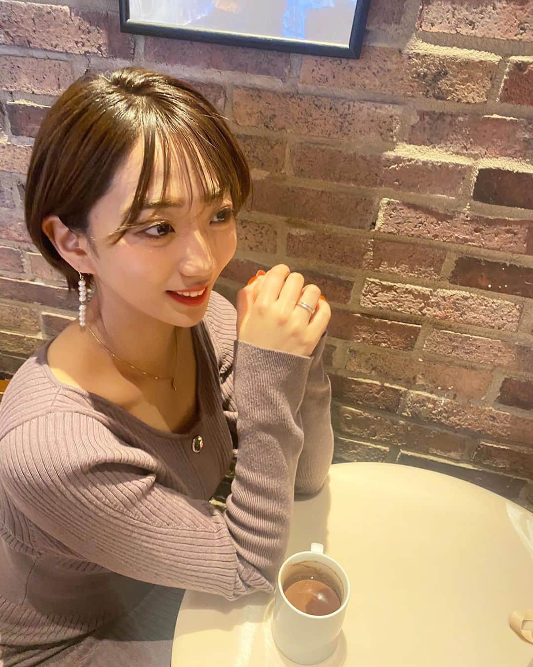 のインスタグラム：「﻿ ﻿ こんばんは🌼﻿ ﻿ 不意打ちショット✌🏻﻿ 投票も今日も含めて３回となりました！﻿ 私自身もうミスコン生活終わってしまうと思うと悲しくなります🥺﻿ 最後まで皆様と一緒に楽しく走り抜きたいなぁ💓最後まで応援お願い致します🙏🏻 #ミスコン #ミスコンファイナリスト #ミスオブミス2021 #ミスオブミス#女子大生 #ショートヘア #ショートカット #サロモ #ヘアスタイル #ヘアアレンジ #snidel #usagionline」