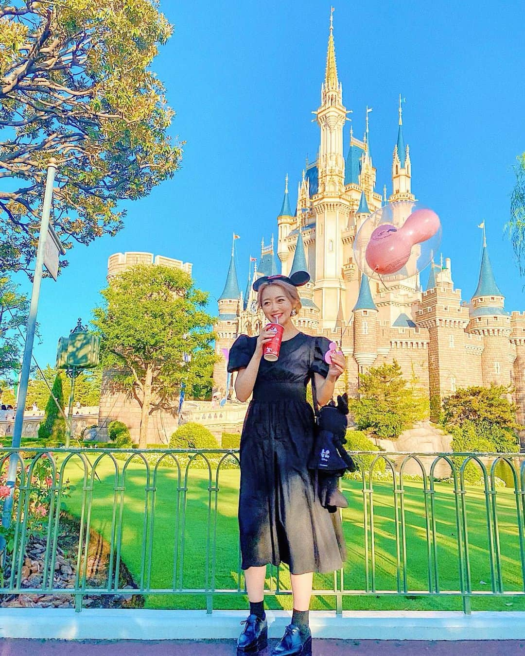 中島絢乃さんのインスタグラム写真 - (中島絢乃Instagram)「🏰💐🎈﻿ ﻿ ﻿ #シンデレラ城 と青空とバルーンは﻿ 最強の組み合わせだよね😌🌷☁️﻿ ﻿ 写真見てたらパークの匂いがしてきた🥺←幻嗅﻿ ﻿ ﻿ ﻿ 次インできる日も﻿ 晴れてくれたら嬉しいなあ💭🌸﻿ パークでやりたいことがたくさんあるよ😌🌷﻿ ﻿ ほとんど食べ物だけど😊✨笑﻿ 𓂃 𓈒𓏸 ‎𓂃 𓈒𓏸 ‎𓂃 𓈒𓏸 ‎𓂃 𓈒𓏸 ‎𓂃 𓈒﻿ #disneysisters_jp」2月25日 19時44分 - nakajima_ayano