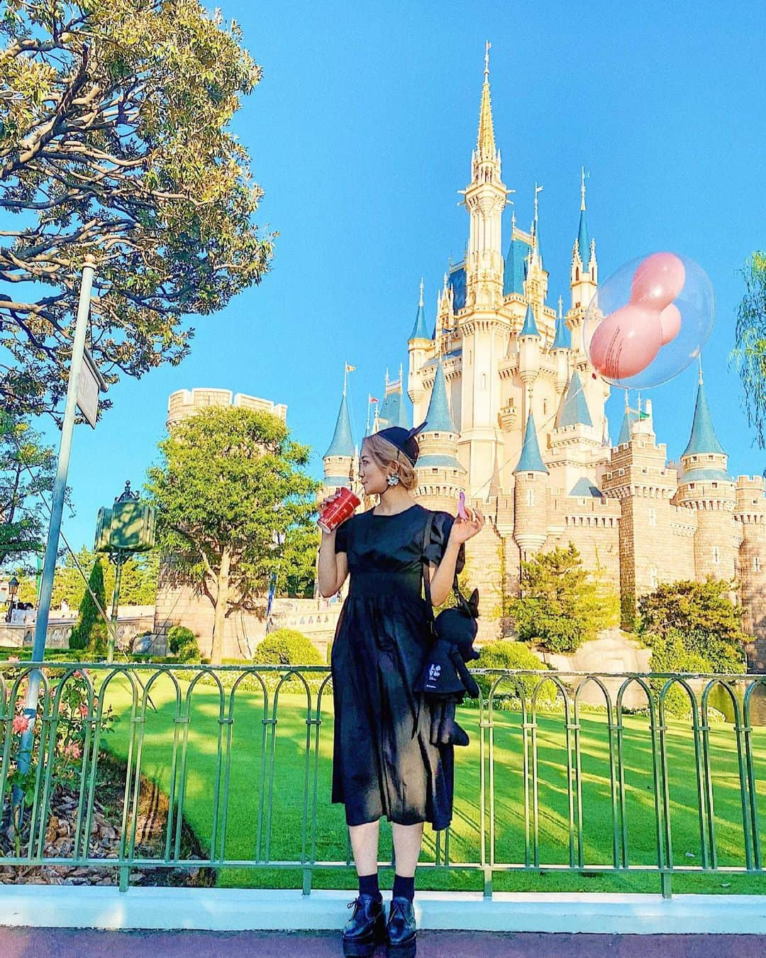 中島絢乃さんのインスタグラム写真 - (中島絢乃Instagram)「🏰💐🎈﻿ ﻿ ﻿ #シンデレラ城 と青空とバルーンは﻿ 最強の組み合わせだよね😌🌷☁️﻿ ﻿ 写真見てたらパークの匂いがしてきた🥺←幻嗅﻿ ﻿ ﻿ ﻿ 次インできる日も﻿ 晴れてくれたら嬉しいなあ💭🌸﻿ パークでやりたいことがたくさんあるよ😌🌷﻿ ﻿ ほとんど食べ物だけど😊✨笑﻿ 𓂃 𓈒𓏸 ‎𓂃 𓈒𓏸 ‎𓂃 𓈒𓏸 ‎𓂃 𓈒𓏸 ‎𓂃 𓈒﻿ #disneysisters_jp」2月25日 19時44分 - nakajima_ayano