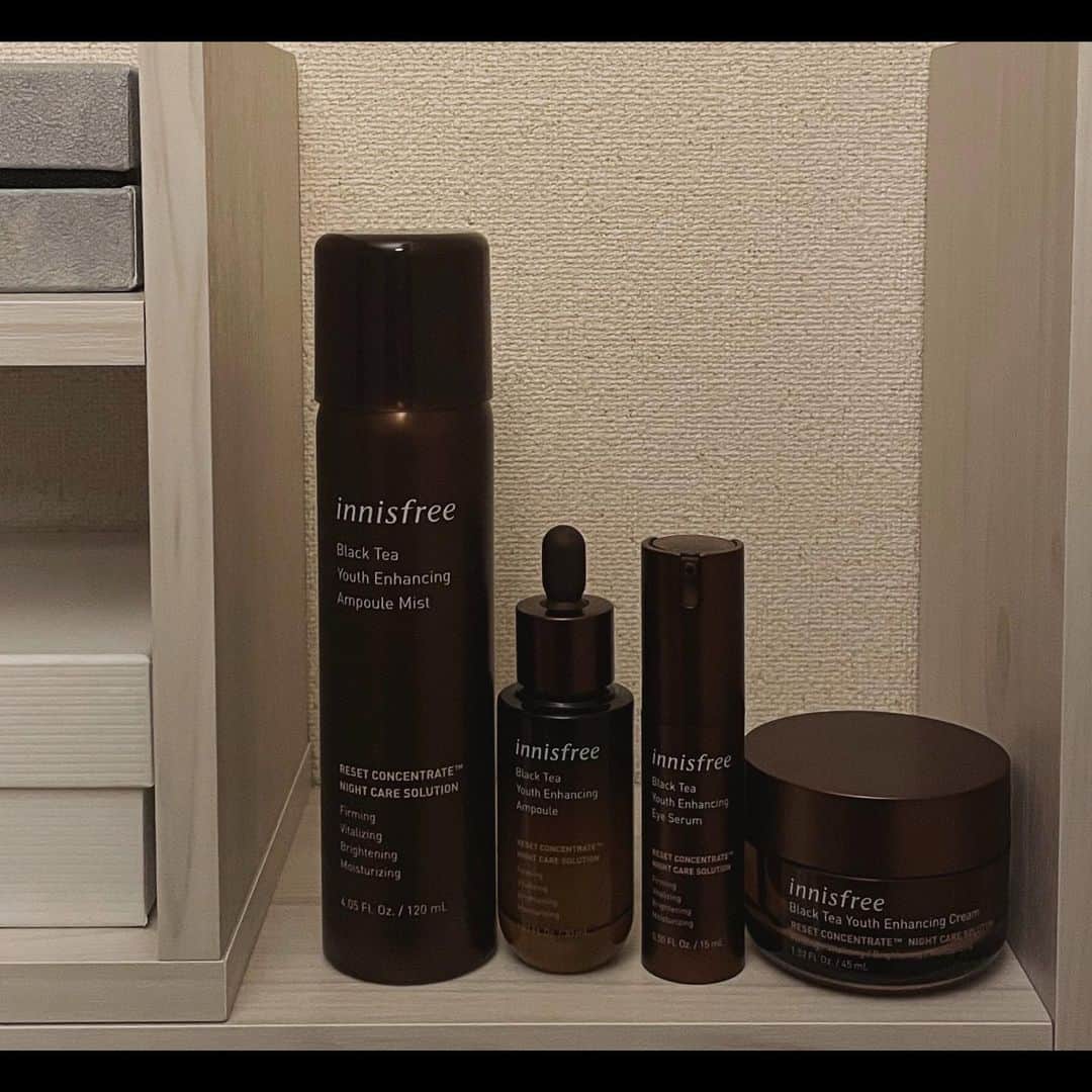 木村なつみのインスタグラム：「エイジングケアの第一歩目としてinnisfreeの新商品、BlackTea。 韓国のスキンケアはラインで揃えるとたくさんのステップがあるイメージだけど、 現代の忙しい若者向けのスキンケアとして作られたもので、4ステップで完結、有難い… 4商品に良さが詰め込まれていて、気軽にラインで揃えられていいよね  アイクリームというものを使ったことなかったんだけど、4ステップの中に入るっていうことはとても重要なんだなと思って熱心に塗っております。 ミストも楽で使いやすいし香りも良し、発酵茶葉の力で肌がイキイキしているのを感じている #innifriends #イニフレンズ#innisfree #イニスフリー　@innisfreejapan」