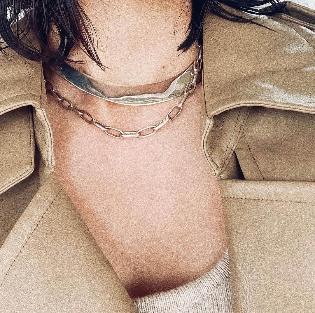 のインスタグラム：「本日🙆‍♀️ ネックレス重ねづけ。 アクセサリーの趣味、10代の時からあまり変わってないな👀 ・ ・ ・ #アクセサリー好き #アクセサリー好きさんと繋がりたい  #アクセサリー #おしゃれさんと繋がりたい  #アラフォーコーデ  #アラフォーファッション #アラフォーライフ  #ファッションコーデ #着こなし #fashionjapan  #stunninglure  #パーソナルスタイリスト」