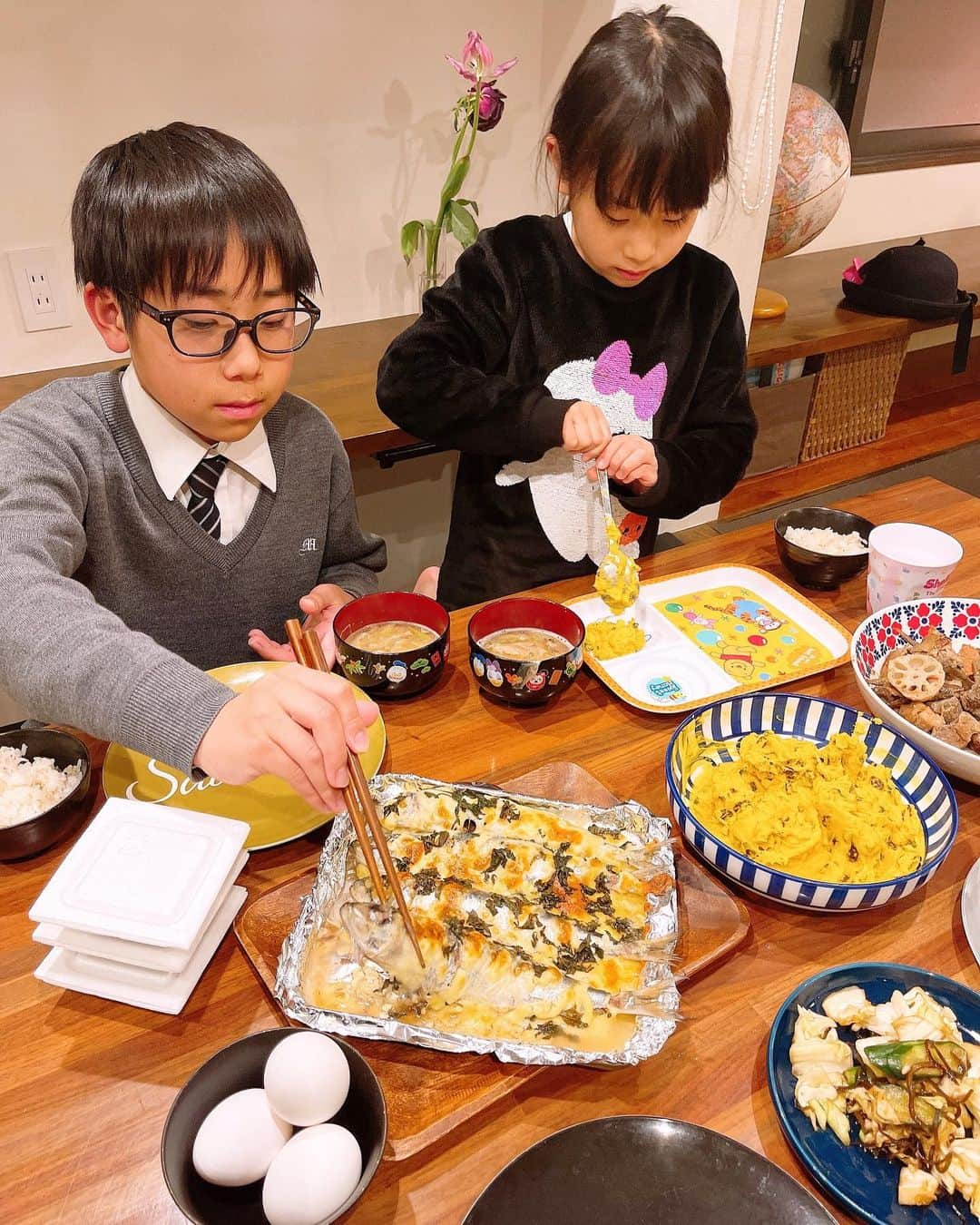 みきママさんのインスタグラム写真 - (みきママInstagram)「【花粉症予防晩御飯です！！②】  花粉すごすぎないか。花粉症と戦うために、晩御飯は、花粉症に効く晩御飯にしよう！！それでは晩御飯、一気に行ってみよ～！！  ①花粉症には、脂質を控えること。 ②花粉症には炎症を抑えるレンコン・いい脂の青魚・緑黄色野菜・腸内環境を整えるヨーグルトがいいんだって。 ③花粉症は、あっさりした和食がいい。特に味噌汁は腸内環境を整えるからいいって。  　  晩御飯は花粉症に効く食材を押し込みましたー✨イワシのしそマヨチーズ焼きはトースターで20分。かぼちゃのヨーグルトサラダは、かぼちゃ＋マヨネーズ＋ヨーグルト＋はちみつ＋レーズンで作りました。イワシのトースター焼きは離乳食本に載っています。  私とれんちび「今日の花粉はやばかった。目が痒かったねー。」って盛り上がります。  すると、杏ちゃん「イワシさんかわいそうだから全部食べる。レーズンはいらなかった。」ってさ。杏ちゃんは花粉症ではありません。  花粉症じゃない人も日頃から食べて気をつけてくださいよー。  #みきママ　#花粉症　#花粉症予防　#離乳食本」2月25日 19時56分 - mikimama_official