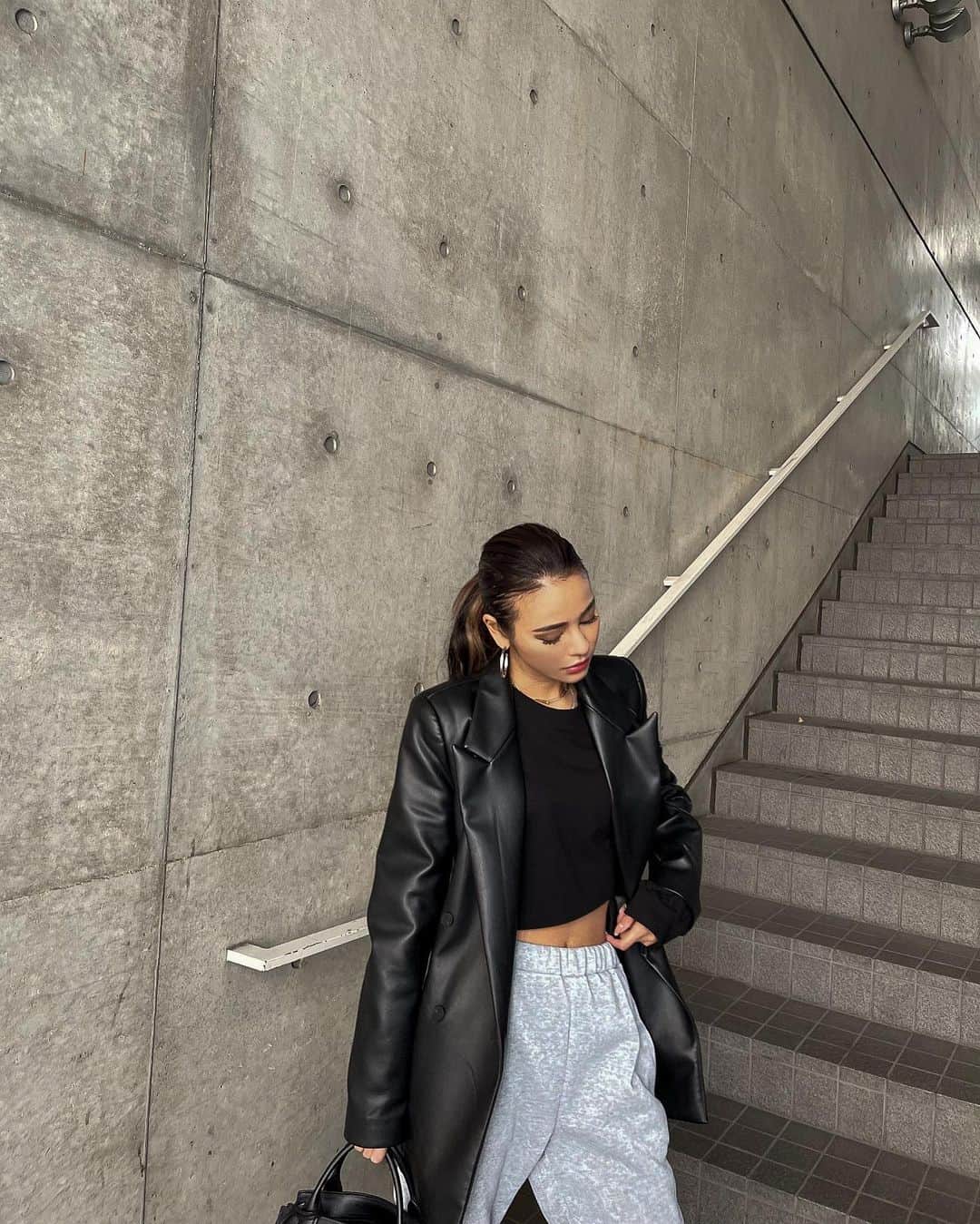 Rika Sasaki JPNさんのインスタグラム写真 - (Rika Sasaki JPNInstagram)「ootd🖤  ジャケット @zara  トップス @shagadelic_official  スウェットパンツ @dwstyle_store  スニーカー @adidasoriginals」2月25日 19時50分 - ymst_rika