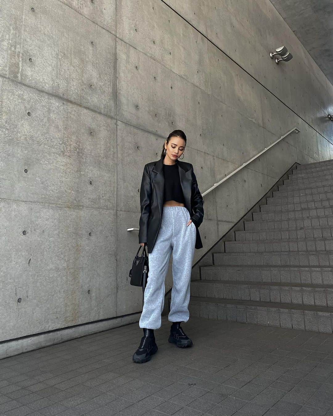 Rika Sasaki JPNさんのインスタグラム写真 - (Rika Sasaki JPNInstagram)「ootd🖤  ジャケット @zara  トップス @shagadelic_official  スウェットパンツ @dwstyle_store  スニーカー @adidasoriginals」2月25日 19時50分 - ymst_rika