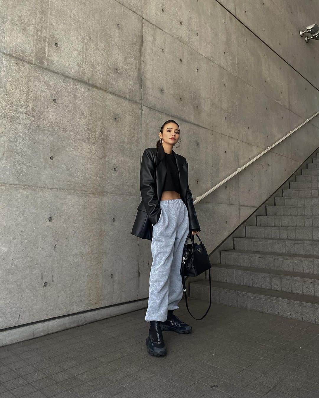 Rika Sasaki JPNのインスタグラム：「ootd🖤  ジャケット @zara  トップス @shagadelic_official  スウェットパンツ @dwstyle_store  スニーカー @adidasoriginals」