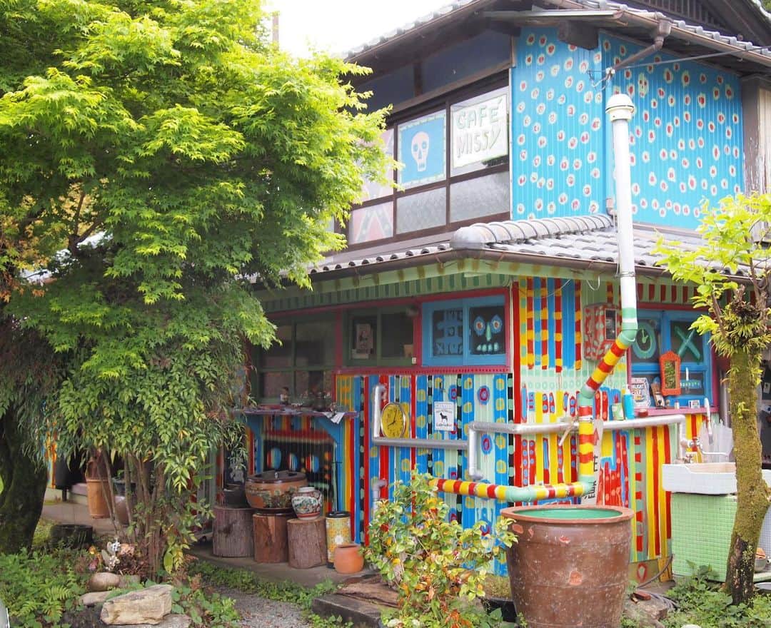 進藤やす子のインスタグラム：「✳︎ 沢マン住人の写真家・岡本さんに車で連れて行っていただいたのが『カフェミシシッピ』 . ここがまた素敵なところで。 . あの #ピーターバラカン 氏が大絶賛し特集番組まで作られたというブルースマンかつ画家でもある #藤島晃一 さん夫妻がやっているお店。カレー美味しかったなぁ〜。 . お店のほど近くにあるアトリエがまたすごい世界観で、そりゃ特集番組組まれちゃうよね！って感じなのですよ（写真5〜8枚目） . 若い頃は芸術家肌の人や、その作品を目の当たりにする度に商業ベースの自分が劣っているような気がしたけど、人には役割というものがあるからね、この頃（37才当時）には「私みたいな普通の感覚のクリエイターも必要でしょ」って思えるようになってたから大丈夫でした。 大丈夫とは、気落ちしなかったということ。 . . #カフェミシシッピ #高知 #高知観光 #高知カフェ #本山カフェ #進藤やす子の欲ばり週末旅 #進藤やす子の欲ばり週末旅高知編」