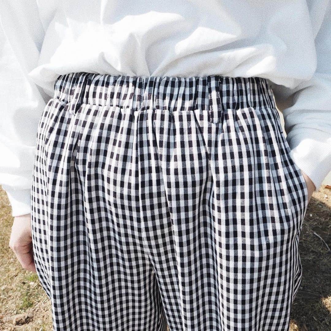 kutir / クティールさんのインスタグラム写真 - (kutir / クティールInstagram)「✔️new item✔️ . 本日25日21時より発売の 新作アイテムのご紹介！ . ウエストが全ゴム仕様で おうちでもリラックスできるギンガムチェックパンツ❤︎ ¥2,995(tax in) でご用意してます🥰 . . #kutir #ギンガムチェックパンツ」2月25日 20時04分 - kutir_ladies