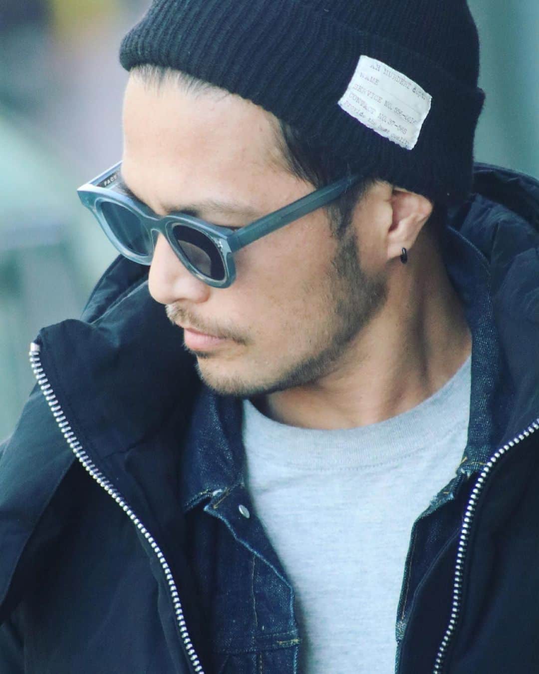 ZOEのインスタグラム：「今日のコーデ サングラス @akila.jp × @facetasmtokyo  ニット帽 @ahmurderz  ダウン @tatras_official  デニム @onepieceofrock_official  Tシャツ @firstorder_and_agent   寒くなったり暑くなったりアウター選びに苦労しますね🔥」
