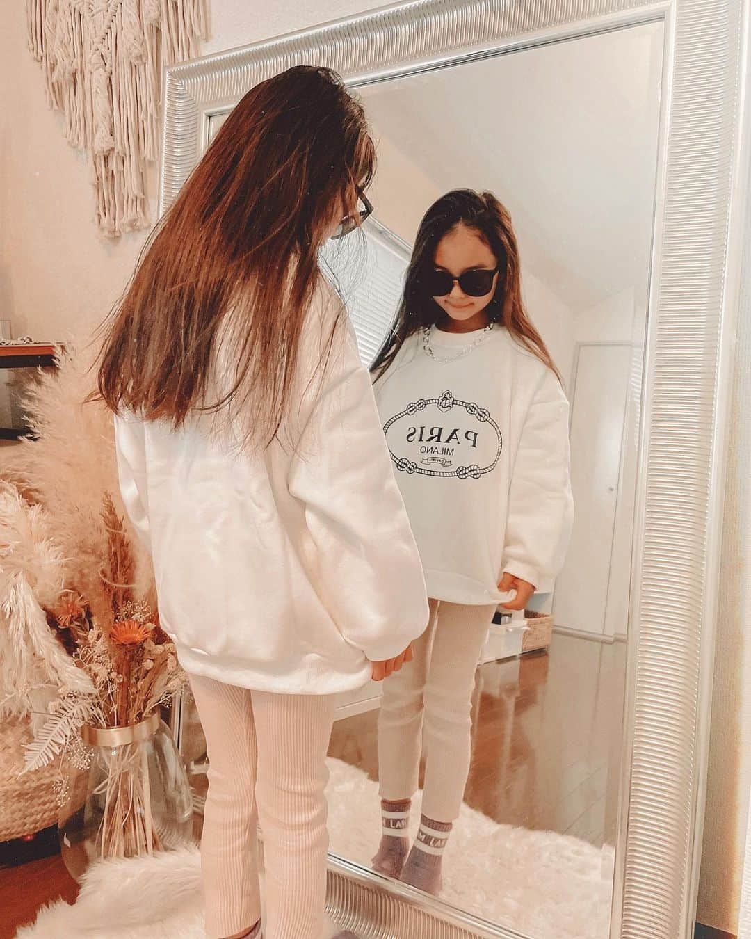 ✷kana✷のインスタグラム：「🖤🤍 . . 娘の鏡越しシリーズ🕶 tops @nicoru0124  sunglasses @anon_babyyy  . . 3枚目の顔よw」