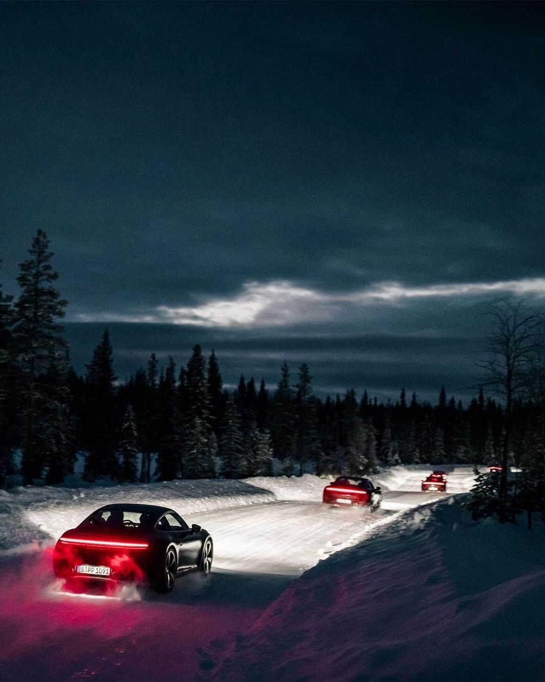 Porscheさんのインスタグラム写真 - (PorscheInstagram)「A masterclass in shaving ice: fondly looking back to 2020's Ice Experience season in the dreamscape of Levi, Finland. #PorscheIceExperience __ 911 Carrera 4S: Fuel consumption combined: 10,1 - 9,7 l/100 km; CO2 emissions combined: 231 - 222 g/km I https://porsche.click/DAT-Leitfaden I Status: 02/2021」2月25日 19時59分 - porsche