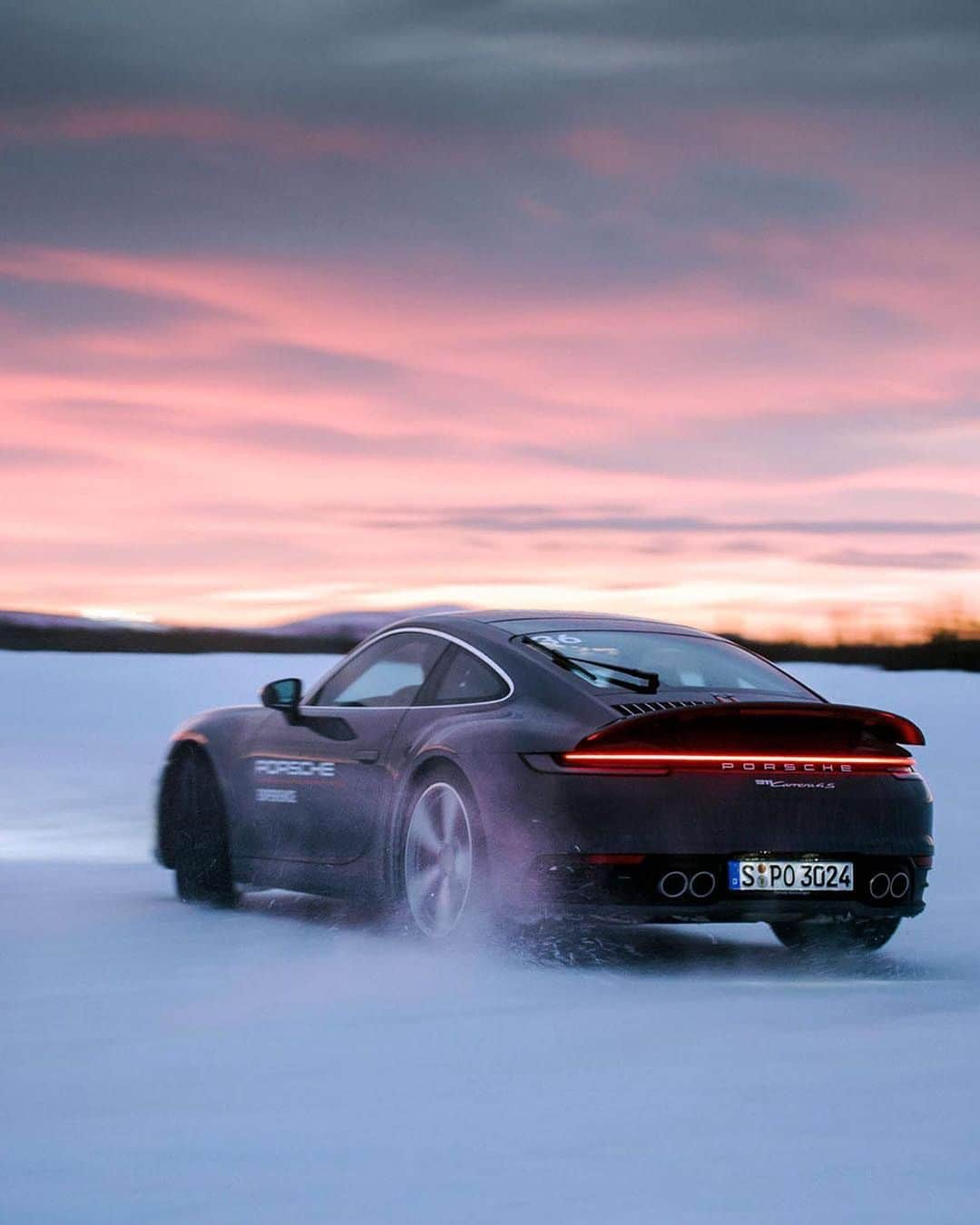 Porscheさんのインスタグラム写真 - (PorscheInstagram)「A masterclass in shaving ice: fondly looking back to 2020's Ice Experience season in the dreamscape of Levi, Finland. #PorscheIceExperience __ 911 Carrera 4S: Fuel consumption combined: 10,1 - 9,7 l/100 km; CO2 emissions combined: 231 - 222 g/km I https://porsche.click/DAT-Leitfaden I Status: 02/2021」2月25日 19時59分 - porsche