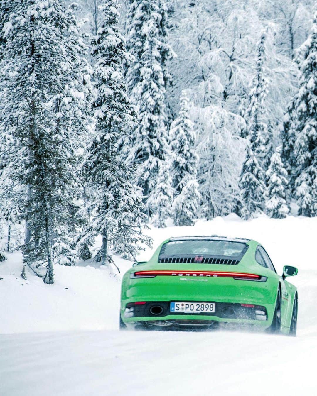 Porscheさんのインスタグラム写真 - (PorscheInstagram)「A masterclass in shaving ice: fondly looking back to 2020's Ice Experience season in the dreamscape of Levi, Finland. #PorscheIceExperience __ 911 Carrera 4S: Fuel consumption combined: 10,1 - 9,7 l/100 km; CO2 emissions combined: 231 - 222 g/km I https://porsche.click/DAT-Leitfaden I Status: 02/2021」2月25日 19時59分 - porsche