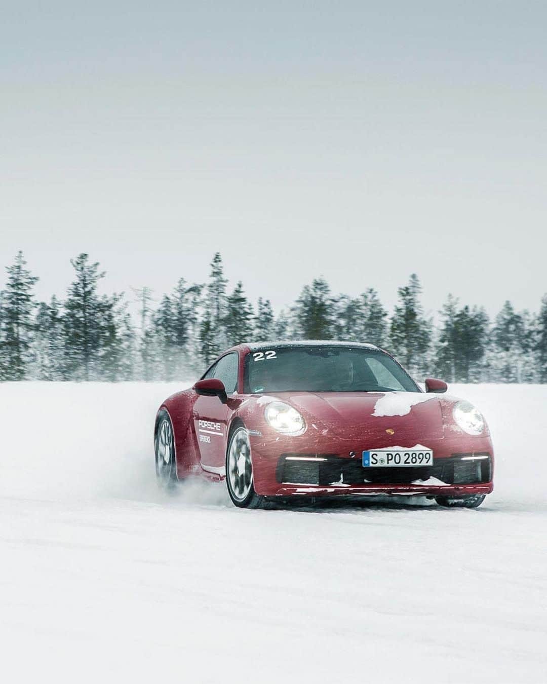 Porscheさんのインスタグラム写真 - (PorscheInstagram)「A masterclass in shaving ice: fondly looking back to 2020's Ice Experience season in the dreamscape of Levi, Finland. #PorscheIceExperience __ 911 Carrera 4S: Fuel consumption combined: 10,1 - 9,7 l/100 km; CO2 emissions combined: 231 - 222 g/km I https://porsche.click/DAT-Leitfaden I Status: 02/2021」2月25日 19時59分 - porsche