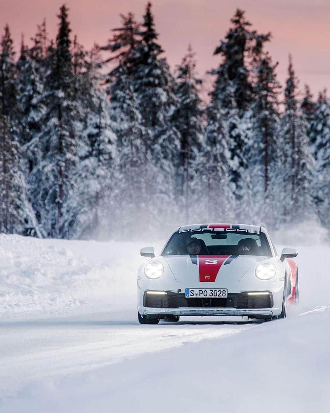 Porscheさんのインスタグラム写真 - (PorscheInstagram)「A masterclass in shaving ice: fondly looking back to 2020's Ice Experience season in the dreamscape of Levi, Finland. #PorscheIceExperience __ 911 Carrera 4S: Fuel consumption combined: 10,1 - 9,7 l/100 km; CO2 emissions combined: 231 - 222 g/km I https://porsche.click/DAT-Leitfaden I Status: 02/2021」2月25日 19時59分 - porsche