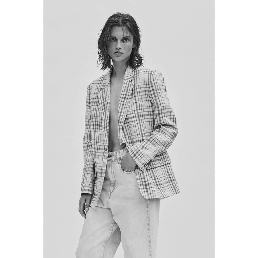 のインスタグラム：「Étoile Spring-Summer 2021  @giedre.dukauskaite captured wearing an Étoile SS21 look including the Ilindae jacket and Corsysr pants.  Discover more through the link in bio  #IsabelMarantÉtoile #IsabelMarant」