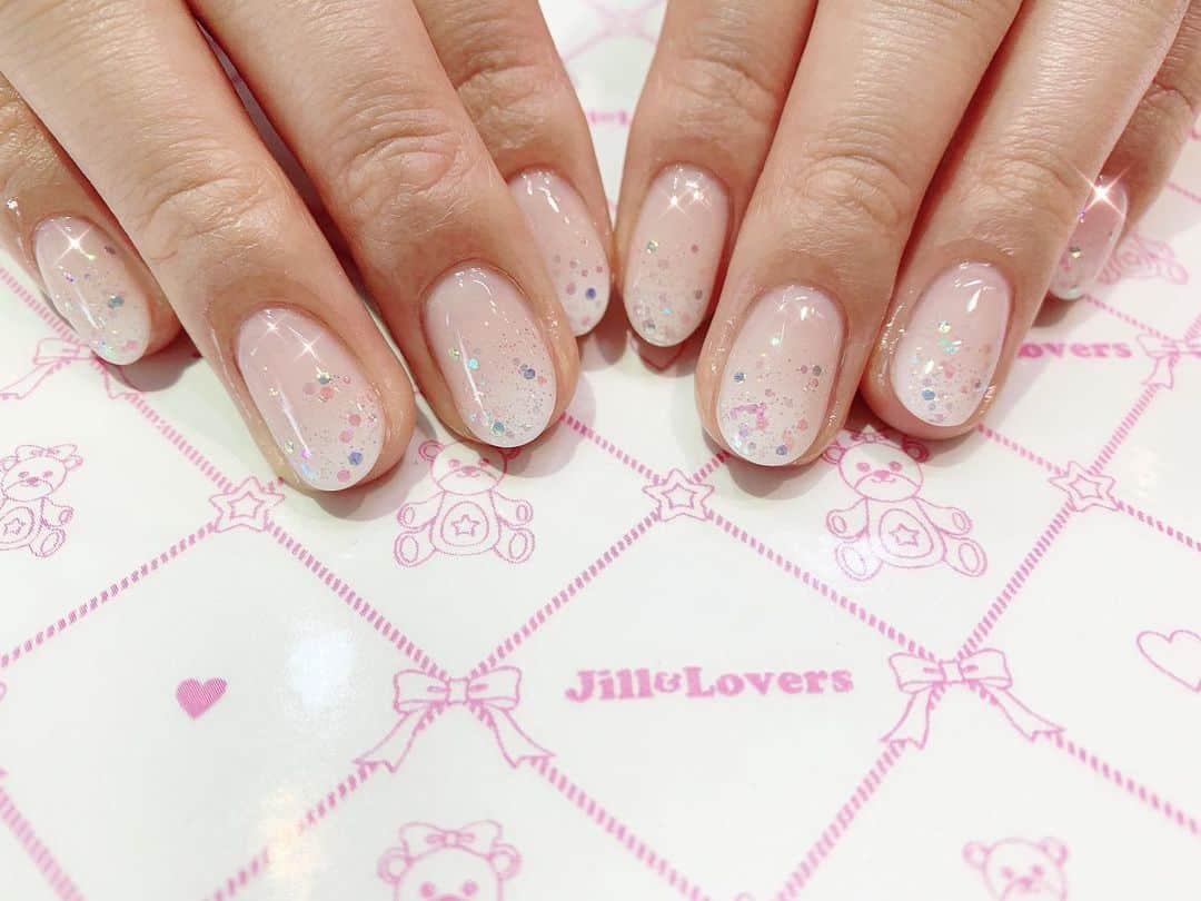 mamijinguのインスタグラム：「白グラ☃️  #jillandlovers #nail #nailart #paragel #gelneil#gel #ネイル #ネイルアート #me #look #love #かわいい」