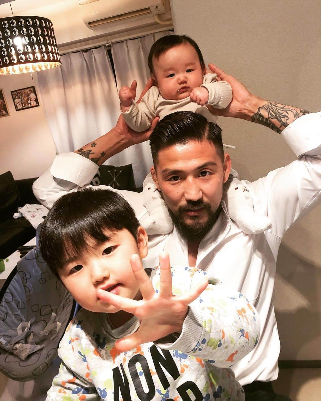 大澤茂樹さんのインスタグラム写真 - (大澤茂樹Instagram)「My kids👨‍👧‍👦 #日常 #kids #baby #son #息子 #3y #3歳 #daughter #娘 #3m #生後3ヶ月 #family #家族 #親子」2月25日 20時01分 - shigeki_osawa