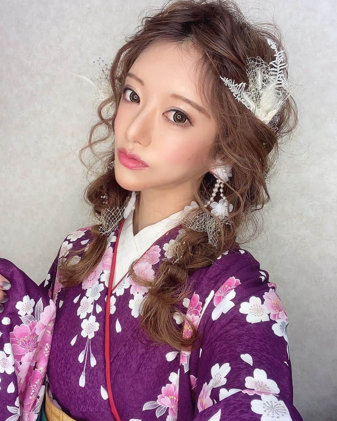 のインスタグラム：「👘﻿ ﻿ ﻿ 撮影で袴、着させてもらった時の😎﻿ 成人式も卒業式もピンクやったから紫﻿ 着させてもらえたの嬉しい💟」