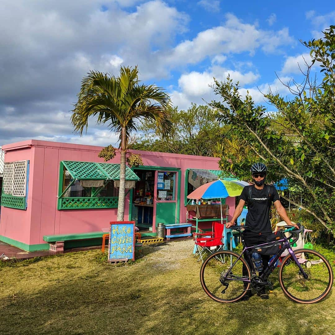 山下晃和さんのインスタグラム写真 - (山下晃和Instagram)「【BIKE&CAMP&COFFEE】念願のHIRO  COFFEE FARMまで走り切りました  台風でしばらくお休みしていたときと、定休日に当たってしまい、なかなか入れなかったのですが！じつに、4年越し。  このように カラフルな建物がかわいいのです。  裏にあるコーヒーの木も見せていただきました。  沖縄産のコーヒーが10％入っているとのことで、まったく苦くなくて、お茶のようにスッキリ飲める、五臓六腑にしみわたるほど美味しい1杯でした！  #bikeandcamp #自転車キャンプツーリング #自転車キャンプ #bikecamping #バイクパッキング #touring #bikepacking #旅 #travel #CAMP #キャンプ #KEEN #Okinawa #グラベルロード #GRAVEL #自転車 #bicycle #bike #cannondale #topstone @keen_japan @cannondalejapan @ridecannondale @restrap @knog.jp  #ridetopstone #topstone #coffee」2月25日 20時02分 - travel_akikazoo