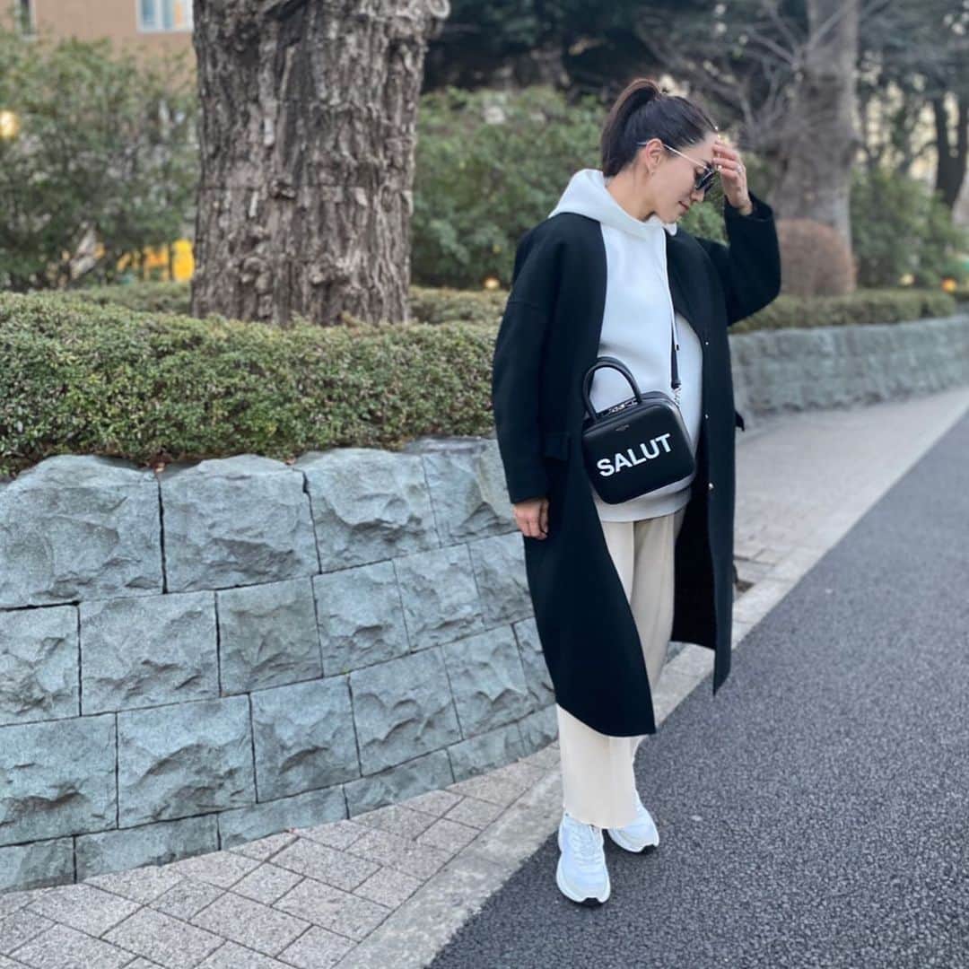 亀恭子のインスタグラム：「いつかの私。 black and white  @michinoparis バッグをメインに。  SALUT はフランス語で こんにちは的な^ ^  エストネーション 六本木ヒルズ店で3/4までポップアップしてますヨ  たくさんあるカラーの中から、 迷った結果 私は自分の安定安心の色 blackに。  ＠michinoparis @3rd_culture_com @estnation_womens  someday's… #fashion #ootd #kkstyle #tokyo #kamescloset #coat #drawer # #madison blue #pants #newans #bag #michino #shoes #valentino #winter #february」