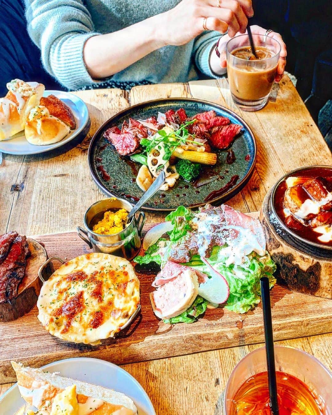 のインスタグラム：「@factorycafe_chayamachi  オシャレなかわいいカフェでご飯も美味しかったー🥰❣️❣️  ２枚目のパンもブュッフェで食べ放題✨🍞🥖🥯 飲み物も☕️🧃  ゆっくりな時間を過ごせました🥰❤️❤️  #cafe #osakacafe #梅田カフェ #かっぱ横丁 #梅田ファクトリーカフェ #関西カフェ #関西カフェ巡り #大阪カフェ #大阪グルメ」