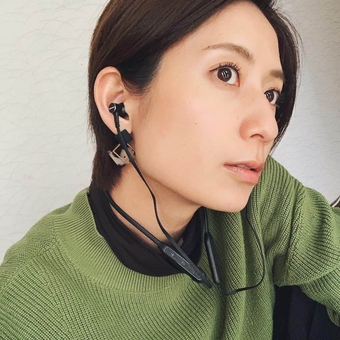 河村唯（うめ子）さんのインスタグラム写真 - (河村唯（うめ子）Instagram)「「ザ・カセットテープ・ミュージック」オリジナルBluetoothイヤホン 私も手に入れたぞ♪♪  早速、ギラギラを聴いた。 テンションぶち上がりです。 (3枚目参照)踊れます🤣  Ado様聴きまくろ✨  カセッターの皆様も、 ぜひチェックを〜♪  #カセットテープミュージック #マキタスポーツ #スージー鈴木 #オリジナルグッズ　#イヤフォン  #Ado #Ado様」2月25日 20時13分 - kawamurayui_