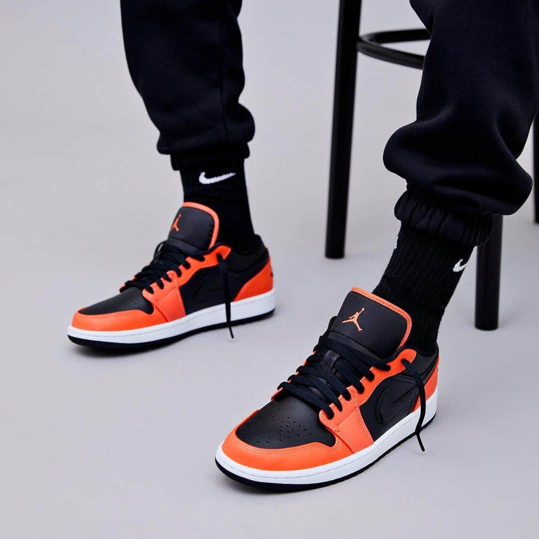 FOOTASYLUMさんのインスタグラム写真 - (FOOTASYLUMInstagram)「Bringing the heat to your collection. 🔥  The Turf Orange @jumpman23 Air Jordan 1 Low SE are now live and ready for you to cop online today.  #Footasylum #Jumpman」2月25日 20時06分 - footasylum