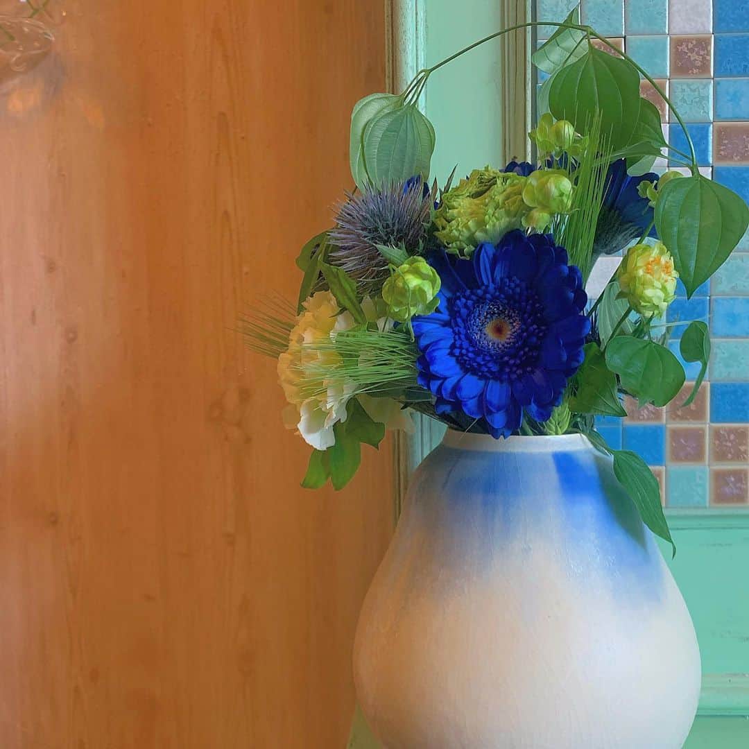 ノーマさんのインスタグラム写真 - (ノーマInstagram)「先月からちょこちょこ準備を重ねていた撮影。撮影後に頂いたお花が、みなさんのサポートを得ながら🙇‍♂️貼ったタイルの色合いにぴったりで、とても嬉しかった！☺︎（今回はロケーションが自宅でした）ブルーとグリーン。空間内にあると1番落ち着く色でする🌏  #thankyou #blue #green  #interior」2月25日 20時07分 - noma77777