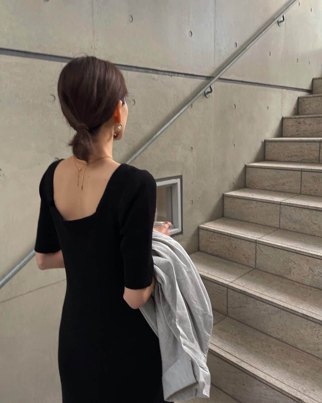 小嶋梨奈のインスタグラム：「AWで企画してから、 SSもぜったいやりたかった 通称メーテルワンピース。😂 シルエットはAWに引き続き、 素材と袖丈が春夏仕様に〜〜  #ワンピース #CISLYS #シスリス」