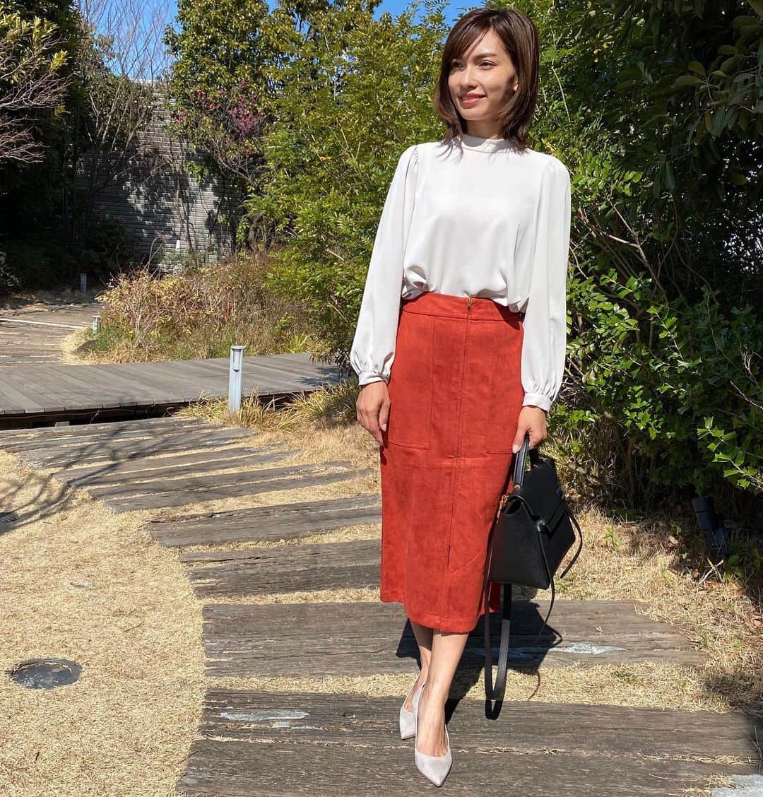 黒宮ニイナのインスタグラム：「大人女子コーデがしっくりくるこの頃☺️このスウェードライクタイトスカート、カラーも形も綺麗でツボすぎます🧡私にしてはチャレンジカラー🍊  お天気も良く暖かい日が増えて春めいてきたので明るいカラーが着たくなりますね🌸  @edist.closet ではレンタルができるので、気になっているカラーや今まで挑戦した事ないアイテムなど気軽にチャレンジできます☺️ もちろん気に入ったものは購入もできる💓  本日までファイナルセール開催中✨ 初めてのお買い物で¥5000以上お買い上げの方に¥1000割引クーポンあるそうです💗 クーポンコードは 『STORE1』  オフィスコーデや普段使いにも合わせやすい素敵なアイテムがたくさん✨ この機会に是非、お買い物楽しんでくださいね😆💕  このスカートお気に入りすぎてヘビロテしそう✨  #エディストクローゼット#オトナ女子コーデ #オフィスコーデ #タイトスカート #スカートコーデ #ママコーデ #2児ママ #男の子ママ #女の子ママ#edistcloset #mama #mamacoordinate #mamfashion #celine #pellico」