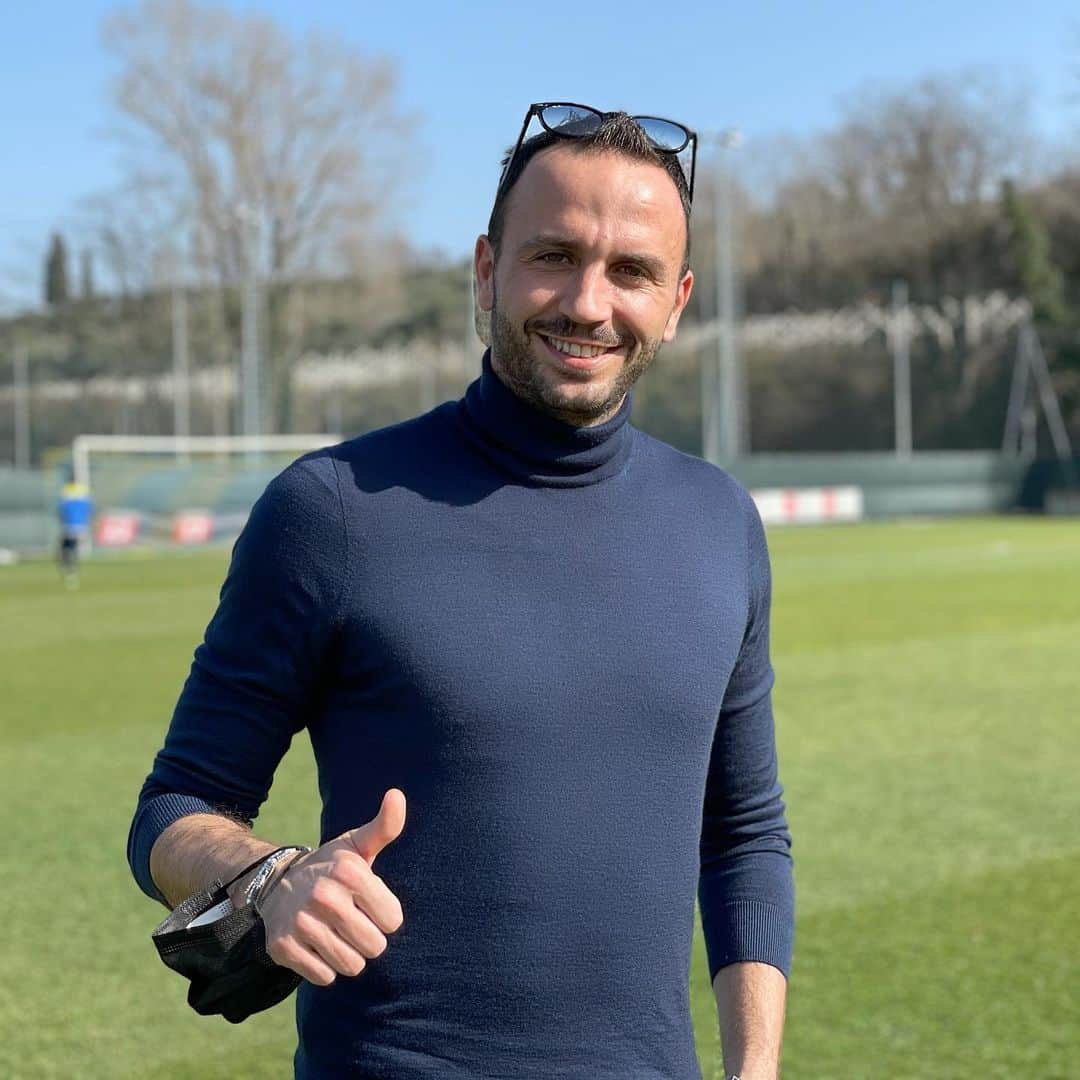 エラス・ヴェローナFCのインスタグラム：「Guardate chi è venuto a trovarci nella settimana di #VeronaJuve 🥰💛💙  Una partita speciale (anche) per il #Pazzo!   #HVFC #Pazzini」
