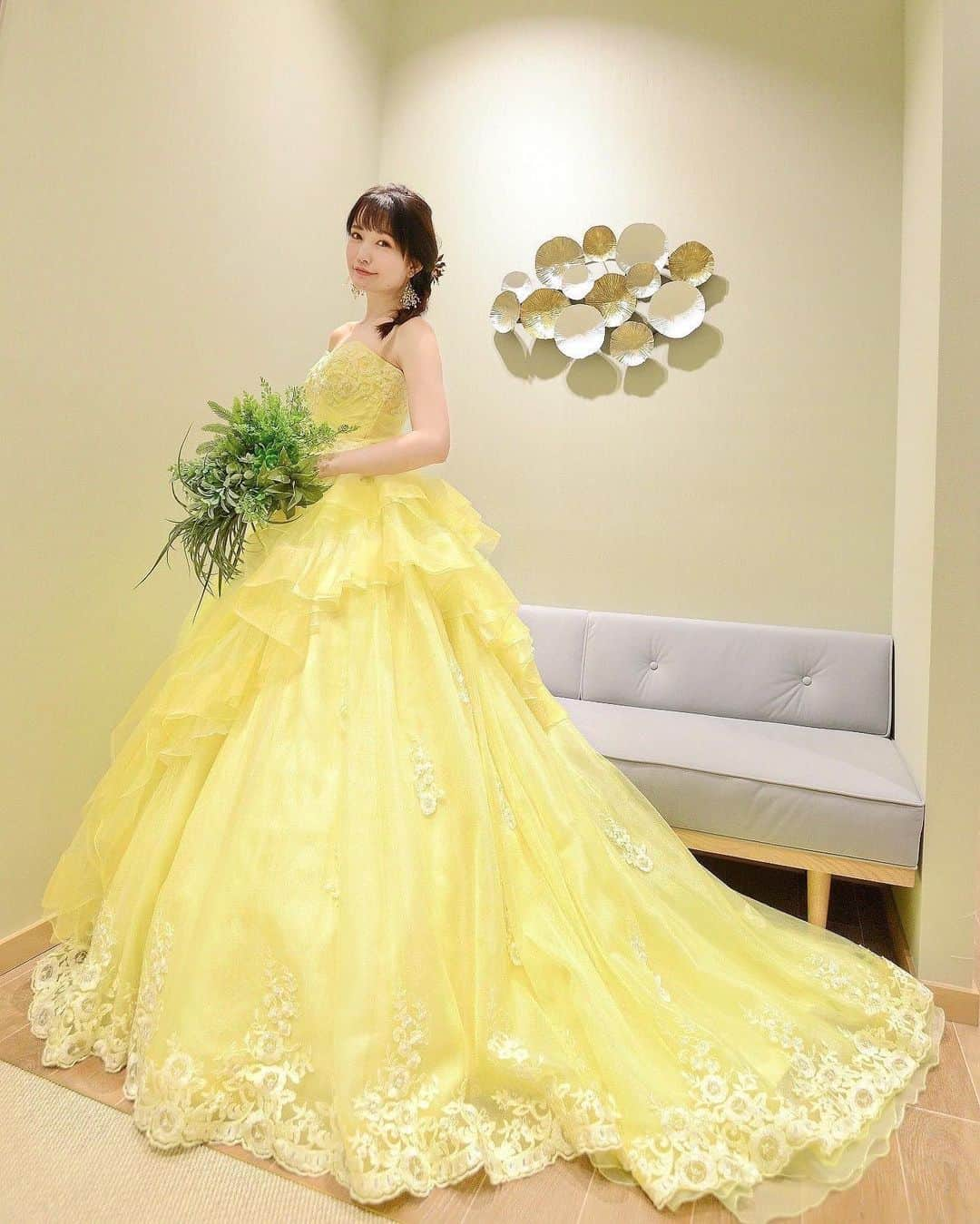 浅井麻里さんのインスタグラム写真 - (浅井麻里Instagram)「👗💛👗💛﻿ ﻿ 赤❤️青💙水色💠ときて…﻿ 4着目のドレスは、黄色💛﻿ ﻿ 前にオフショット動画の投稿してるけど🤣﻿ その動画たくさん再生してもらえてて嬉しい💕﻿ ﻿ Foursis Brideのドレス・ルーチェ✨﻿ ふわっふわ💕﻿ 淡いシャーベットカラーが爽やかで、﻿ 裾に広がるレースが可愛い💛﻿ ﻿ ﻿ 💫 @foursis_official の﻿ 〝ドレスアンドフォトサービス〟📸﻿ 撮影モデルをさせていただいたので、レポ❣️﻿ ﻿ フォーシスアンドカンパニー対象店舗で﻿ 好きなドレスを2着まで選べて、﻿ ドレスコーディーネーターさんに﻿ 軽いヘアアレンジをしてもらって、﻿ ドレスサロン内のあちこちのフォトスポットで﻿ 撮影できるよ❤️💐﻿ 別途料金でプロのヘアメイクさんやカメラマンさんも﻿ 手配してもらえます✨💄📸﻿ ﻿ 素敵なドレスでいろんなシチュエーションで﻿ 撮影したので、また投稿していきまーす♬😋﻿ ﻿ ﻿ コロナで式が延期になってしまって﻿ 写真だけでもまず少し撮っておきたい！って﻿ 花嫁さんにもオススメ💕﻿ 甘すぎない〝大人のロマンチック〟が﻿ コンセプトだから、大人可愛いドレスが﻿ たくさん並んでてトキメキました❤️😍﻿ ﻿ ﻿ ♯foursis#フォーシス#フォーシスアンドカンパニー#フォトウェディング#カラードレス#ウェディングモデル#wedding#wedding_mari」2月25日 20時10分 - mari_asai_625