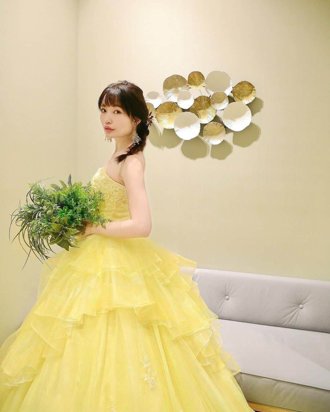 浅井麻里さんのインスタグラム写真 - (浅井麻里Instagram)「👗💛👗💛﻿ ﻿ 赤❤️青💙水色💠ときて…﻿ 4着目のドレスは、黄色💛﻿ ﻿ 前にオフショット動画の投稿してるけど🤣﻿ その動画たくさん再生してもらえてて嬉しい💕﻿ ﻿ Foursis Brideのドレス・ルーチェ✨﻿ ふわっふわ💕﻿ 淡いシャーベットカラーが爽やかで、﻿ 裾に広がるレースが可愛い💛﻿ ﻿ ﻿ 💫 @foursis_official の﻿ 〝ドレスアンドフォトサービス〟📸﻿ 撮影モデルをさせていただいたので、レポ❣️﻿ ﻿ フォーシスアンドカンパニー対象店舗で﻿ 好きなドレスを2着まで選べて、﻿ ドレスコーディーネーターさんに﻿ 軽いヘアアレンジをしてもらって、﻿ ドレスサロン内のあちこちのフォトスポットで﻿ 撮影できるよ❤️💐﻿ 別途料金でプロのヘアメイクさんやカメラマンさんも﻿ 手配してもらえます✨💄📸﻿ ﻿ 素敵なドレスでいろんなシチュエーションで﻿ 撮影したので、また投稿していきまーす♬😋﻿ ﻿ ﻿ コロナで式が延期になってしまって﻿ 写真だけでもまず少し撮っておきたい！って﻿ 花嫁さんにもオススメ💕﻿ 甘すぎない〝大人のロマンチック〟が﻿ コンセプトだから、大人可愛いドレスが﻿ たくさん並んでてトキメキました❤️😍﻿ ﻿ ﻿ ♯foursis#フォーシス#フォーシスアンドカンパニー#フォトウェディング#カラードレス#ウェディングモデル#wedding#wedding_mari」2月25日 20時10分 - mari_asai_625