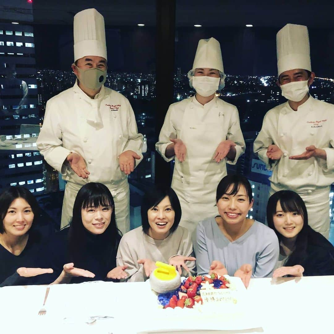 近江谷杏菜さんのインスタグラム写真 - (近江谷杏菜Instagram)「👨‍🍳👨‍🍳👨‍🍳 . . 常呂フェア スペシャルアンバサダーを務めさせていただいている、 [センチュリーロイヤルホテル] さんで、優勝祝いのディナーをいただきました💓 . 食事の最後にはサプライズで素敵なケーキまで🎂✨ . 美味しいお料理と素敵な時間をありがとうございました！！ . . . 最後の写真は「ストーンを投じるスキップと仕事を放棄したスイーパーズ」のイメージです🙅笑 . . . #センチュリーロイヤルホテル札幌  #スカイレストラン #絶景レストラン #お祝いディナー #札幌 #常呂町 #ディナー #北海道銀行フォルティウス #カーリング」2月25日 20時10分 - annaohmiya12