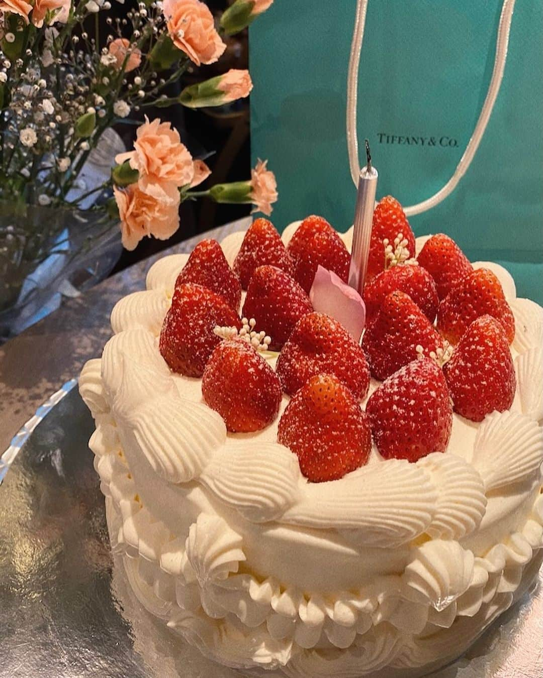 KIYOMI GRACEのインスタグラム：「好きな食べ物はイチゴショートケーキ🍓＋お肉🥩 •  •  •  #ハーフ #モデル #女子大生 #20歳の誕生日 #誕生日 #和牛 #いちご #ケーキ #お花 #tiffany #おしゃれさんと繋がりたい #팔로우환영 #팔로우반사 #셀스타그램  #좋아요 #데일리 #데일리룩 #일상 #셀피 #셀카 #birthdaycake #strawberry #cake #wagyu #foodie #dinner #flowers #bouquet #aesthetic」