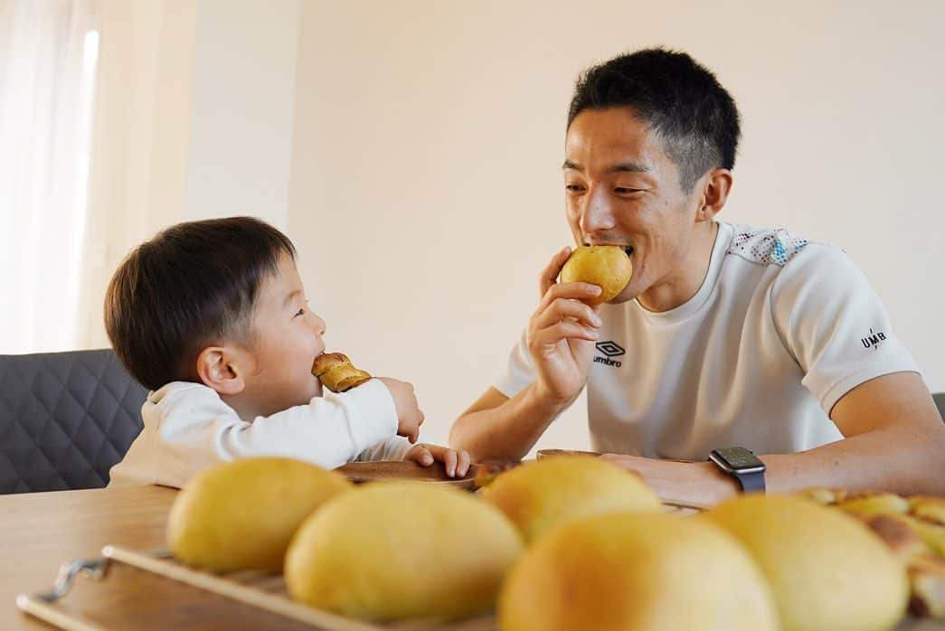 森岡亮太のインスタグラム：「森岡家、おやつの定番セモリナ粉パン🍞 僕は、遅延性アレルギーの食事法を取り入れているので、小麦粉、乳製品、卵などが食べれません。そして卵アレルギーの息子も安心して食べれるよう、セモリナ粉100%(セモリナ粉はOK)のパンを妻が作ってくれます。バターや乳製品、卵は使わないパンがうちの間食の定番です！  今回は、ねじりアンパンとサツマイモあんパンでした！ねじりパンの餡子は赤インゲン豆で代用、もう一つはサツマイモが手に入ったのでサツマイモあんパンでした！」