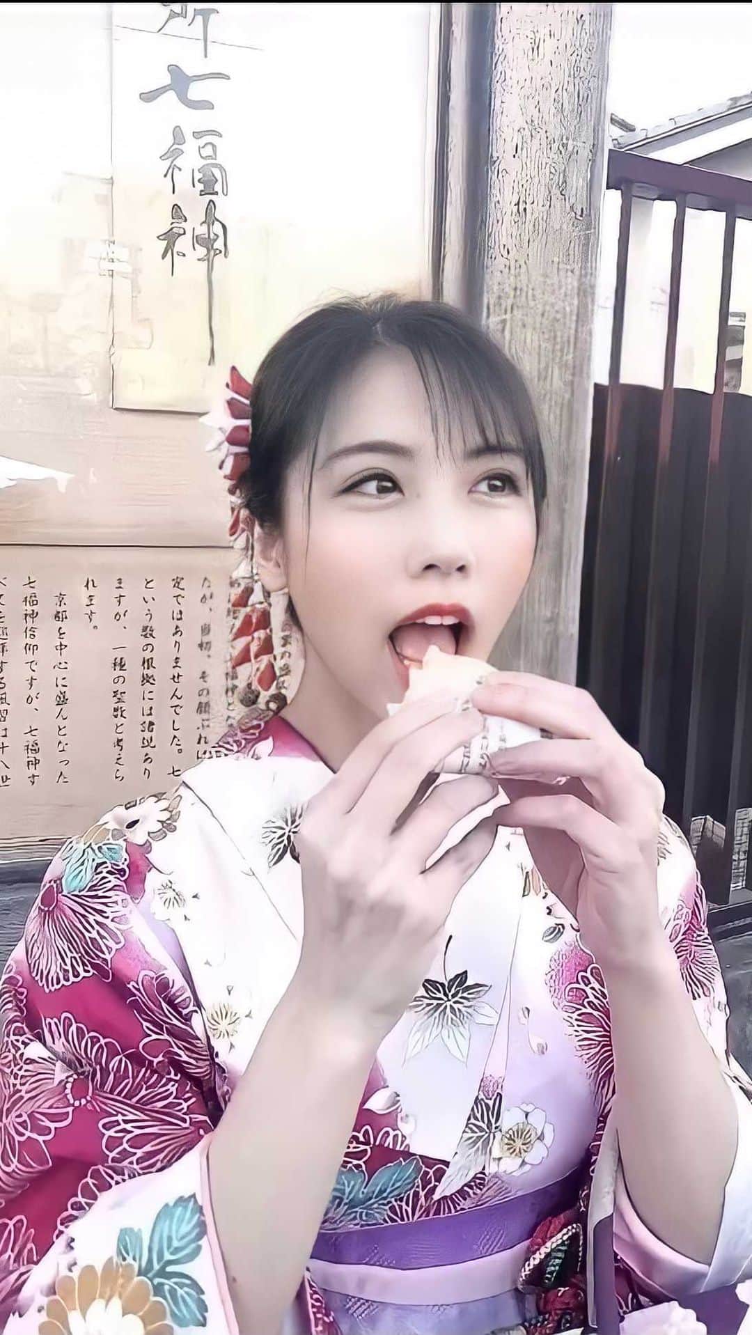 のインスタグラム：「もみじまんじゅううまうま🍁🍁 浅草に行ったら絶対食べます😋  おみくじは凶でした😂😂😂😂😂ww  #インフルエンサー#いいね返し#followforfollowback #followｍe #浅草#浅草寺#着物#浅草#着物レンタル#ポートレート#雷門#japan#kimono #浅草着物レンタル #浅草浴衣レンタル #東京着物レンタル #江戸和装工房雅 #pr」