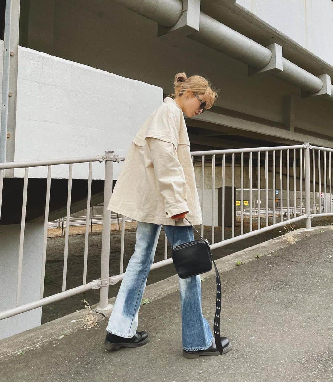 yuikoのインスタグラム：「ショルダーからバックにかけての切り替えがマントみたいで可愛いんだよねえ今年のミリJK テント型に広がるのもポイント⛺️柔らかい生地でストレスフリーに羽織れるよ〜 @flugge_official  #flugge」