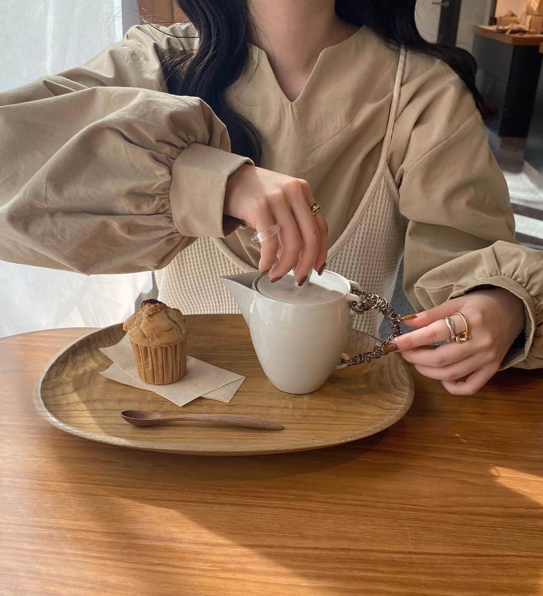 kannnaのインスタグラム：「このブラウス可愛いねん〜 V感と袖のボリュームが◎ 明日販売です〜🤍 @lawgy_official」