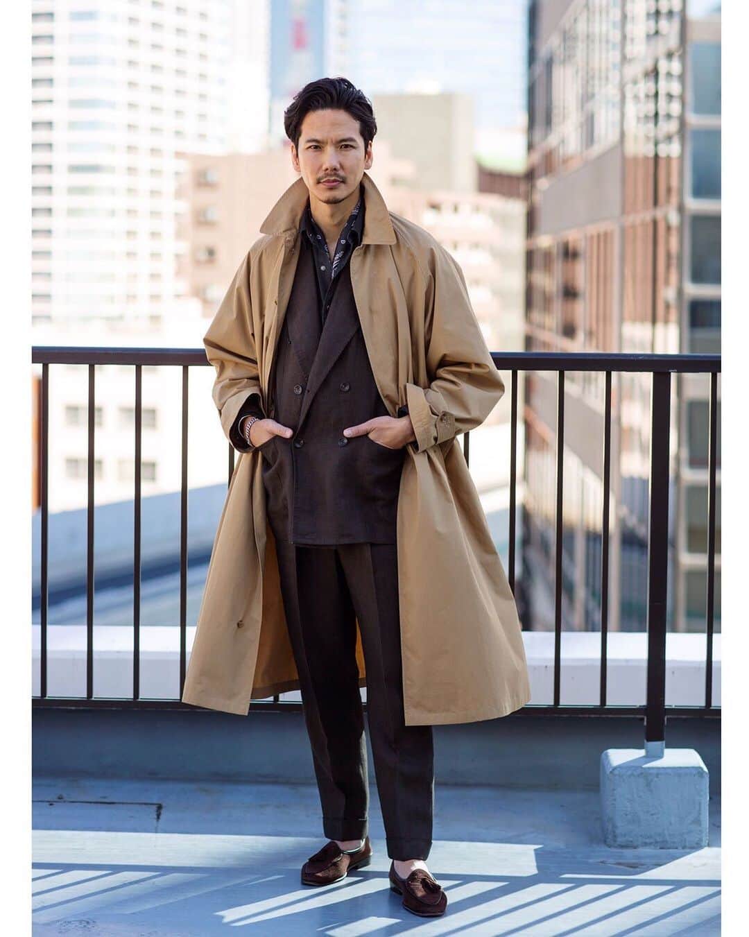 のインスタグラム：「"in the Spring Breeze" "Nishiguchi's closet" @mr_beams_webmagazine  ・ @invertere_official に完全別注したコート。 一枚袖のたっぷりとしたラグランコートは春の装いにぴったりハマります。 詳しくは @mr_beams_webmagazine をご覧下さいませ。 ・ ・ ・ Tap for Brands #beamsf #invertere #instafashion #picoftheday #mensstreetstyle #follow #wiw #sartorial #influence #bestoftheday #vintagestyle #vintagewear #spezzatura #outfitmen」