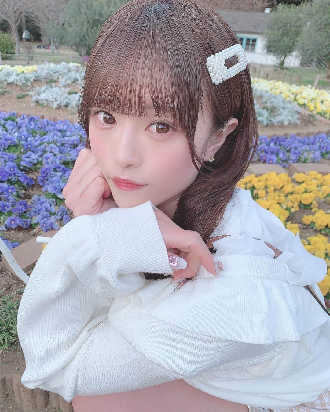 葉月沙耶さんのインスタグラム写真 - (葉月沙耶Instagram)「🌷🌼.*  #miia #ミーア #公園 #公園コーデ #公園フォト #春服 #春服コーデ #白トップス #彼女感 #ゆる巻き #アクセサリー #あざとくて何が悪いの #あざとかわいい #ハートネイル #ピンクネイル」2月25日 20時17分 - sayapon_310