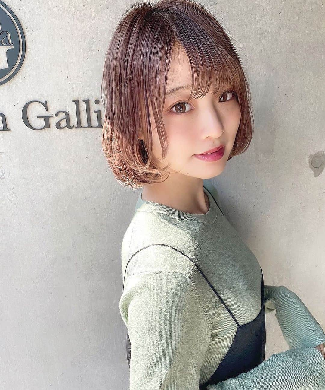 青木百花さんのインスタグラム写真 - (青木百花Instagram)「たまには内巻き🌻 ・ ・ どっちの方がいいかな🤭💓 ・ ・  #いいね返し#f4f#l4l#サロンモデル#サロモ#撮影依頼募集中#グレージュ#透明感#ビジョビ#インフルエンサー#被写体#作品撮り #instagood#likeforlikes#followforfollowback#followme#follow4followback#ミスコン#ボブ#ショート#ミディアム」2月25日 20時18分 - missrikadai2019_1