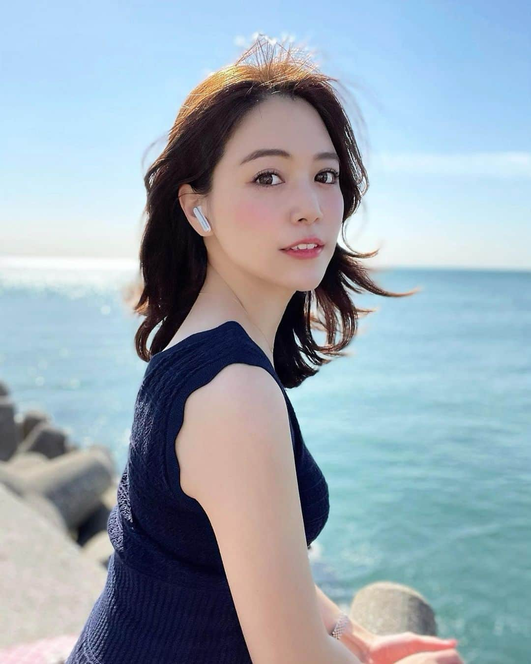 石井里奈さんのインスタグラム写真 - (石井里奈Instagram)「こんばんは⭐️ . 最近はカラオケに行けないので、おうちでイヤホンしながら一人で歌ってる石井です🎤🎵笑 . PHILIPSの完全ワイヤレスイヤホン 「TAT3265」を使い始めました🎧🎵 . お仕事でもテレワークが多いのでZOOM会議などでもワイヤレスイヤホンが大活躍👏 . 可愛いスタイリッシュなものが欲しくて見つけちゃいました✨🥺どんなお洋服にも合わせやすくておしゃれでしょ💗 . この日は @rinaduce のニットワンピのネイビーに合わせました🙆‍♀️これから暖かくなるから白のカラーは涼しげでおすすめ❣️ . そしてバンヤードストームのインスタライブもありがとうございました📺早い時間だったけど見てくれたかな？？ . ちなみに曲はあざとくて何が悪いので紹介されてたオリビアを聴きながらに最近ハマってます笑 . 今日もお疲れ様でした💕 . #イヤホン #Bluetoothイヤホン #ワイヤレスイヤホン #philips #ガジェット #promotion #music #spotify #applemusic #カラオケ #karaoke #歌 #歌ってみた #海 #かばんの中身 #音楽 #音楽好き #音楽のある生活 #ドライブ #drive #ニットワンピ #sea #気分転換 #おやすみ #休日の過ごし方 #休日コーデ #リフレッシュ #平井大 #ドライフラワー #あざとくて何が悪いの」2月25日 20時19分 - ri7tin1025