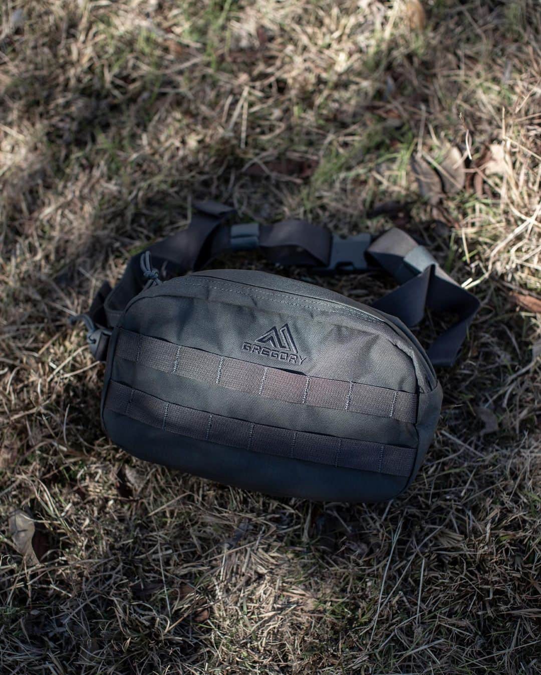 ビームスさんのインスタグラム写真 - (ビームスInstagram)「GREGORY × Pilgrim Surf+Supply "Recon Pack" & "Evac Waist Pack" 3/5 Fri. Release !  機能性と都会的なデザインを融合した＜Pilgrim Surf+Supply＞だけのスペシャルアイテムが登場します。＜GREGORY＞が1990年代に米軍特殊部隊専用に開発を請け負った、スピアモジュラーパックシステムがベースとなったスピアシリーズ。そんな今シーズンはスピアシーズの代名詞でもある、『Recon Pack』と『Evac Waist Pack』に別注しました。  ＊現在ご予約受付中！＊  @pilgrimsurfsupply #渋谷 #京都 #新風館  アイテムについて詳しくは公式オンラインショップをチェック！ https://www.beams.co.jp/search/?q=GREGORY+%C3%97+Pilgrim+Surf%EF%BC%8BSupply&search=true @beams_official ストーリーズハイライト "Pick up items"より  Combining both functional and urban designs, there will be 2 exclusive “GREGORY” bags only available at “Pilgrim Surf+Supply”. We customized 2 of their signature bags, “Recon Pack” and “Evac Waist Pack” from The GREGORY “SPEAR” line which is a series of modular pack systems that were originally developed for the US special forces troops in the 90’s.   #pilgrimsurfsupply #ピルグリムサーフサプライ #beams #ビームス #gregory #グレゴリー #バッグ #バックパック #ウエストバッグ #ReconPack #リーコンパック #EvacWaistPack #エバックウェストパック」2月25日 20時19分 - beams_official